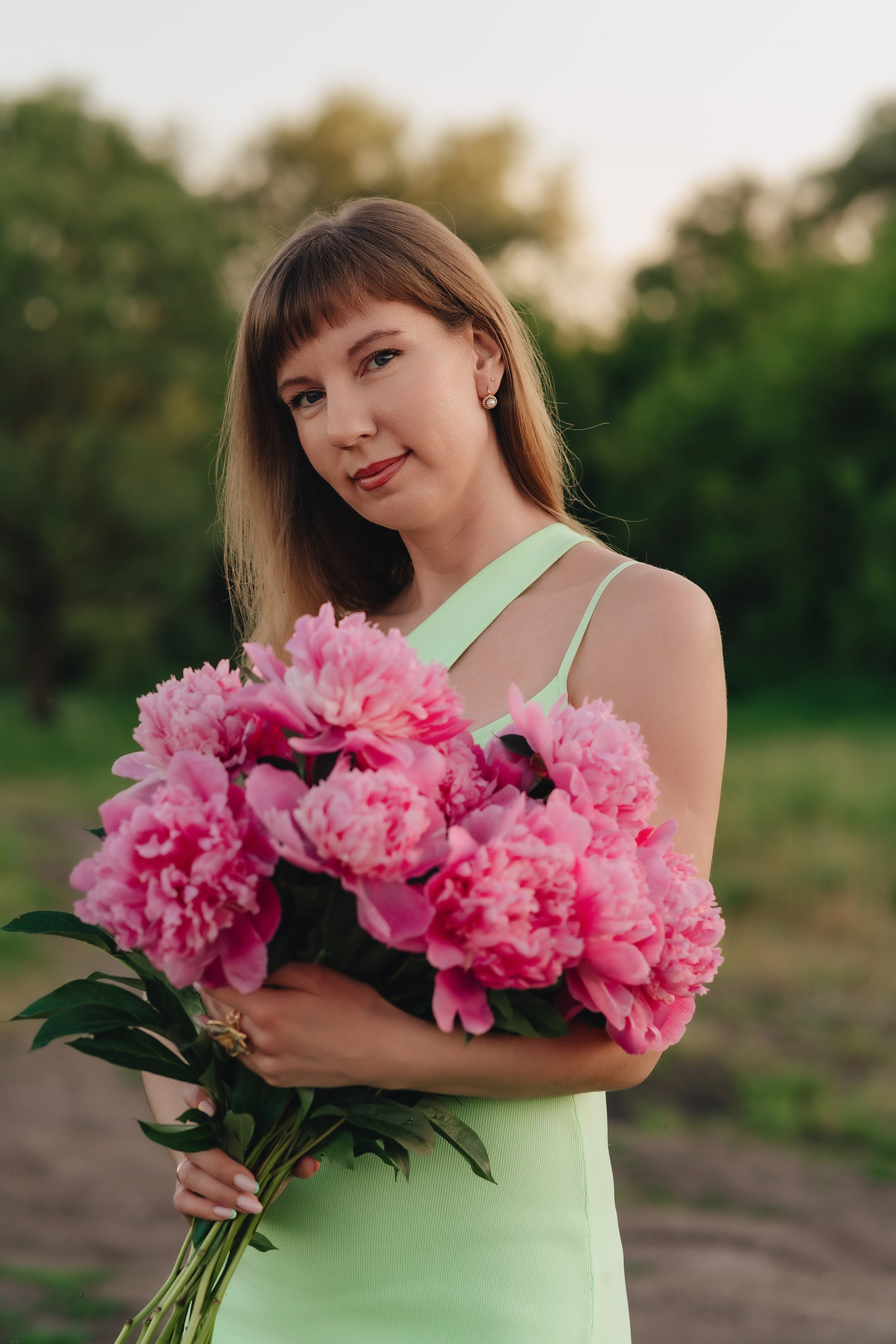 Анастасия | Съемка на закате с букетом пионов. Фотограф Карина Шмулёва. Воронеж и область