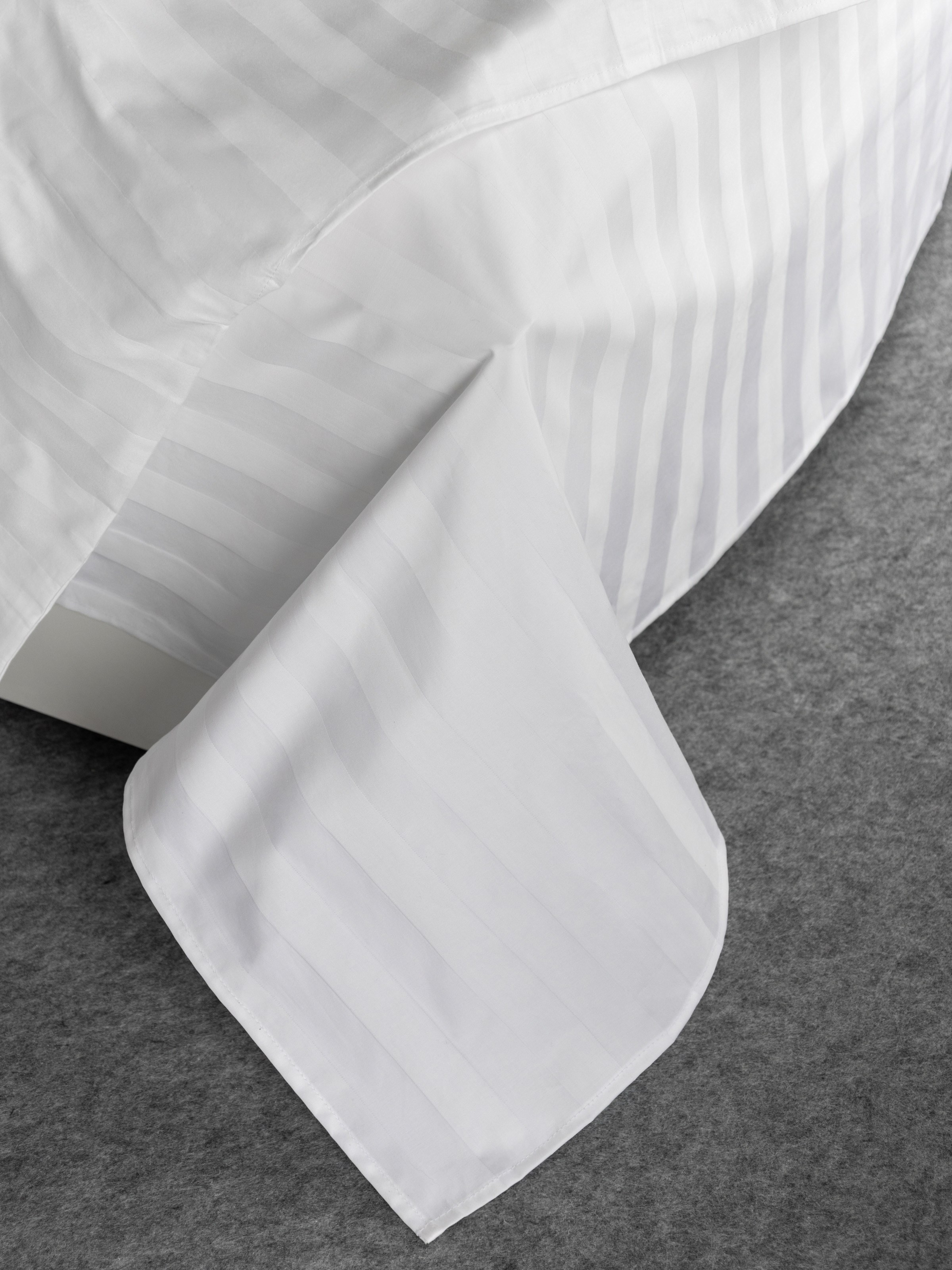 Белая полосатая простынь в интерьере | Интерьерная съемка для бренда