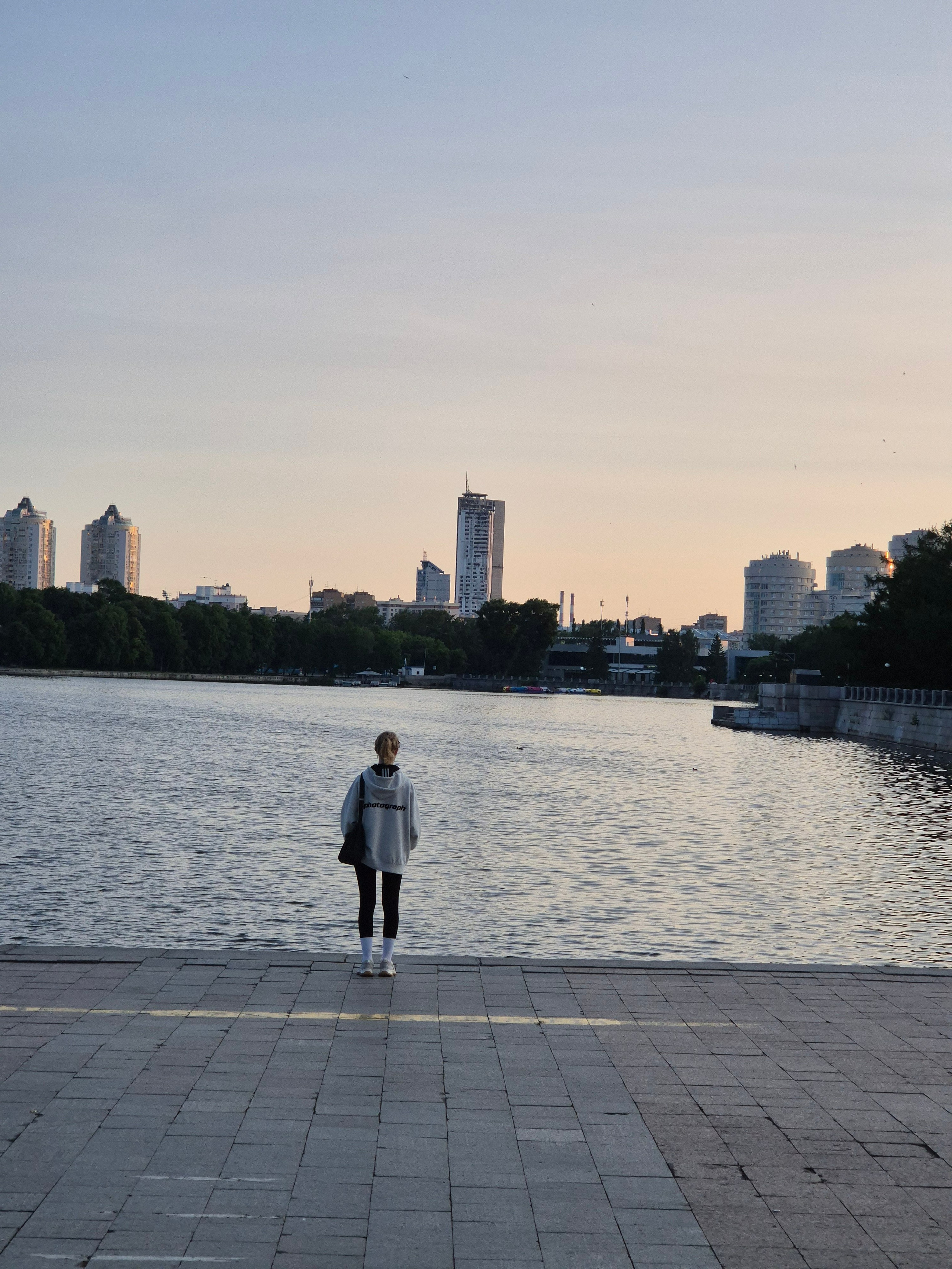Девушка совершала пробежку вокруг пруда, остановилась и замерла минут на 10 молча стоя у воды. Все время что я шел вдоль набережной - стояла и медитировала?