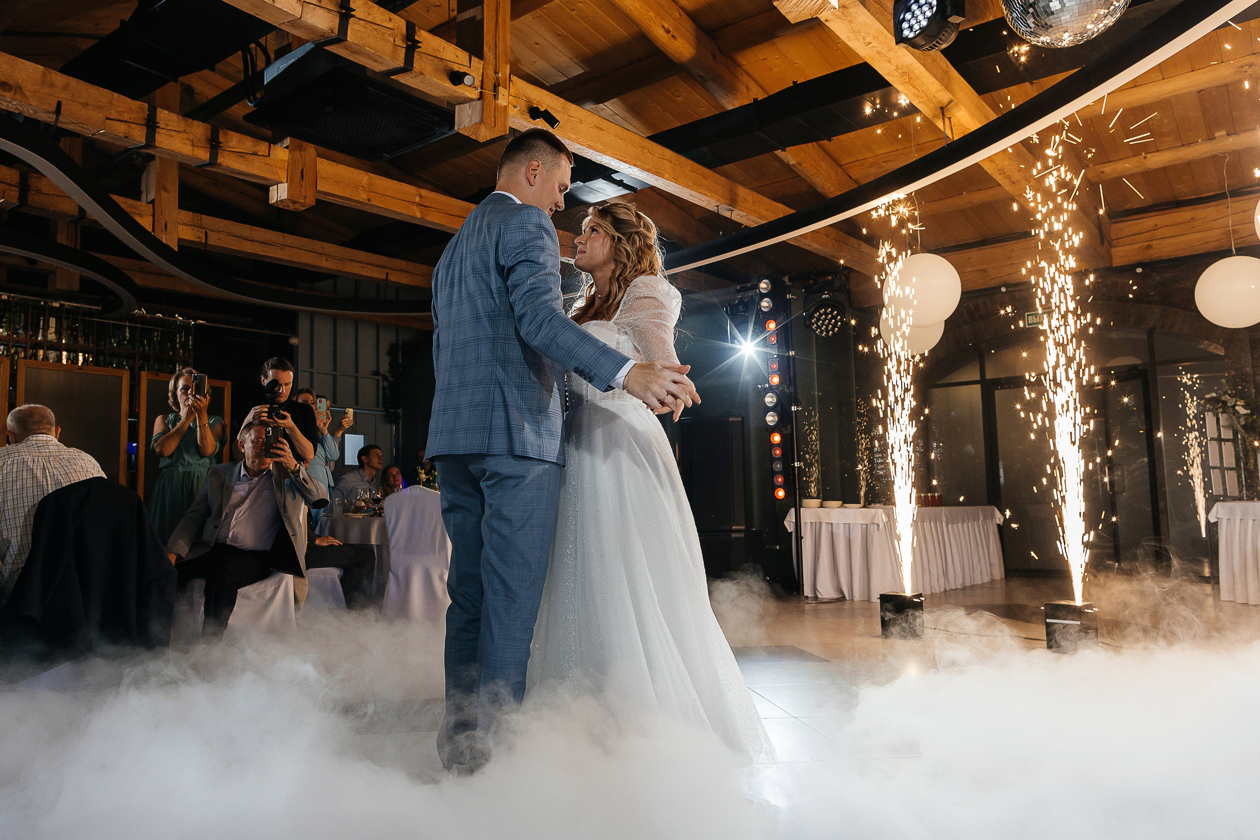 Трогательная выездная церемония в уютном дворике отеля. Олег Сверчков | Свадебный фотограф Вологда