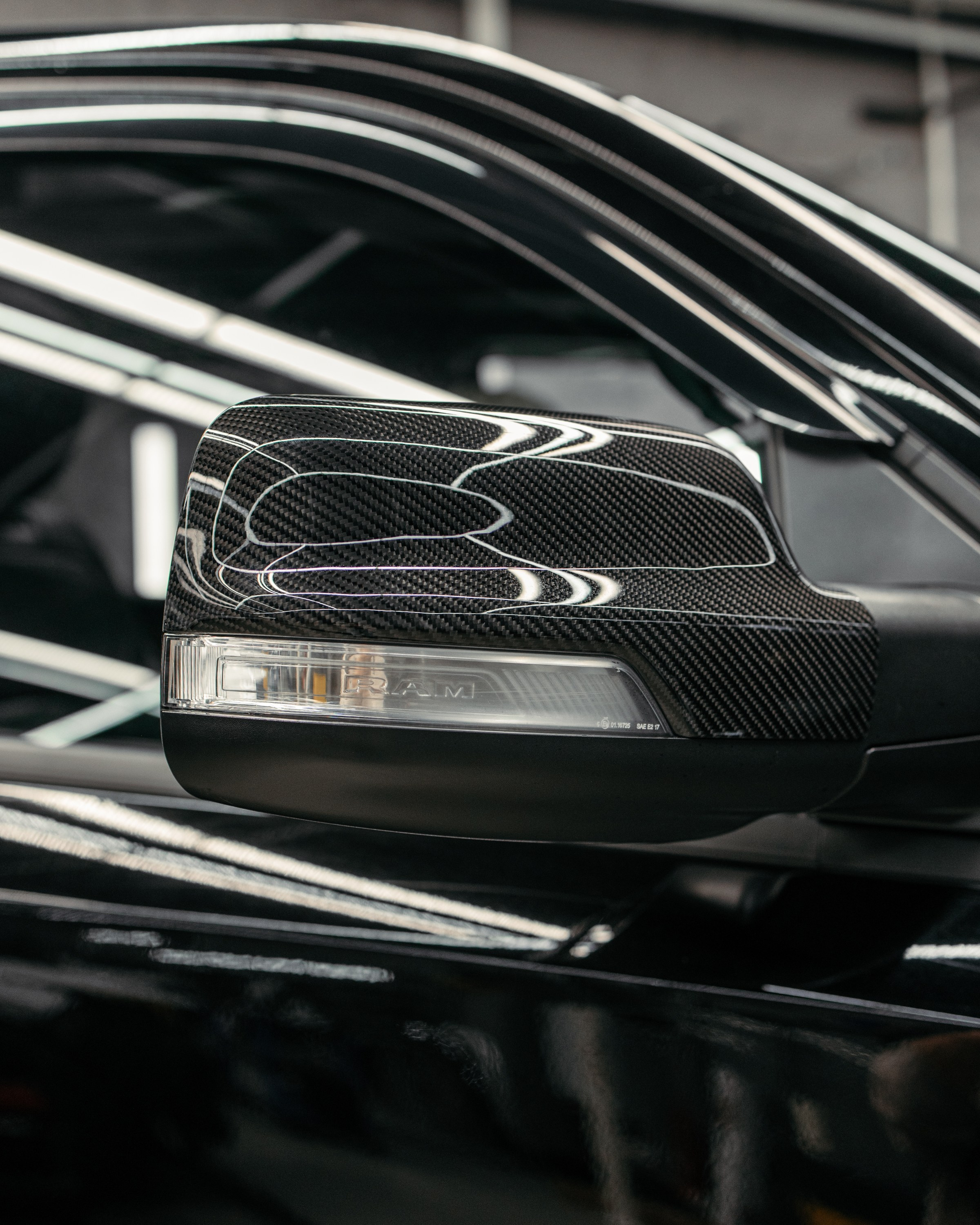 Ram 1500 ламинация карбоном, окрас шильдов, проушин, установка света в решетку. DeLorein