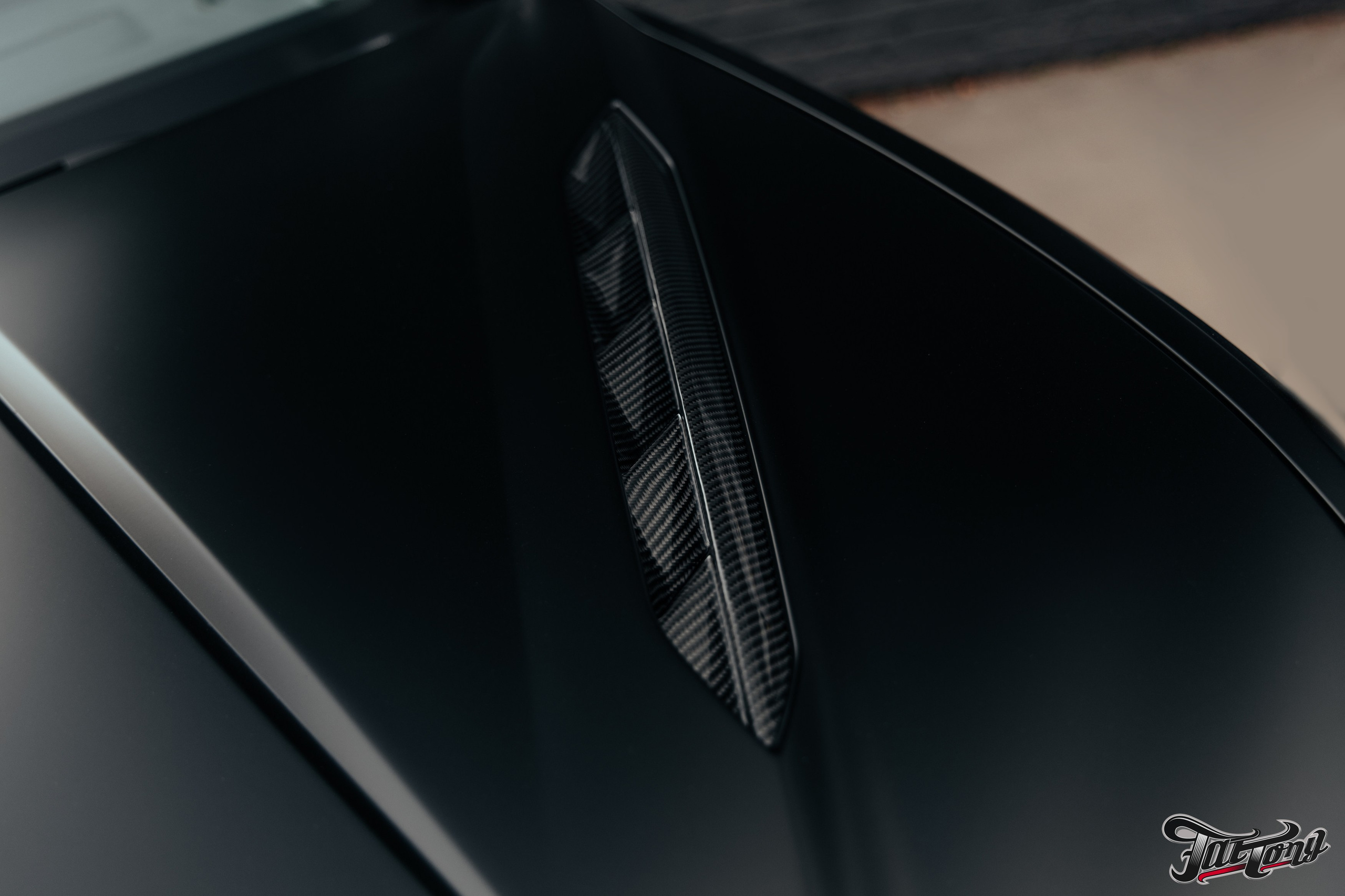 Lamborghini Urus ламинация карбоном вставок в капот, спойлеров, крышки багажника и зеркал. DeLorein