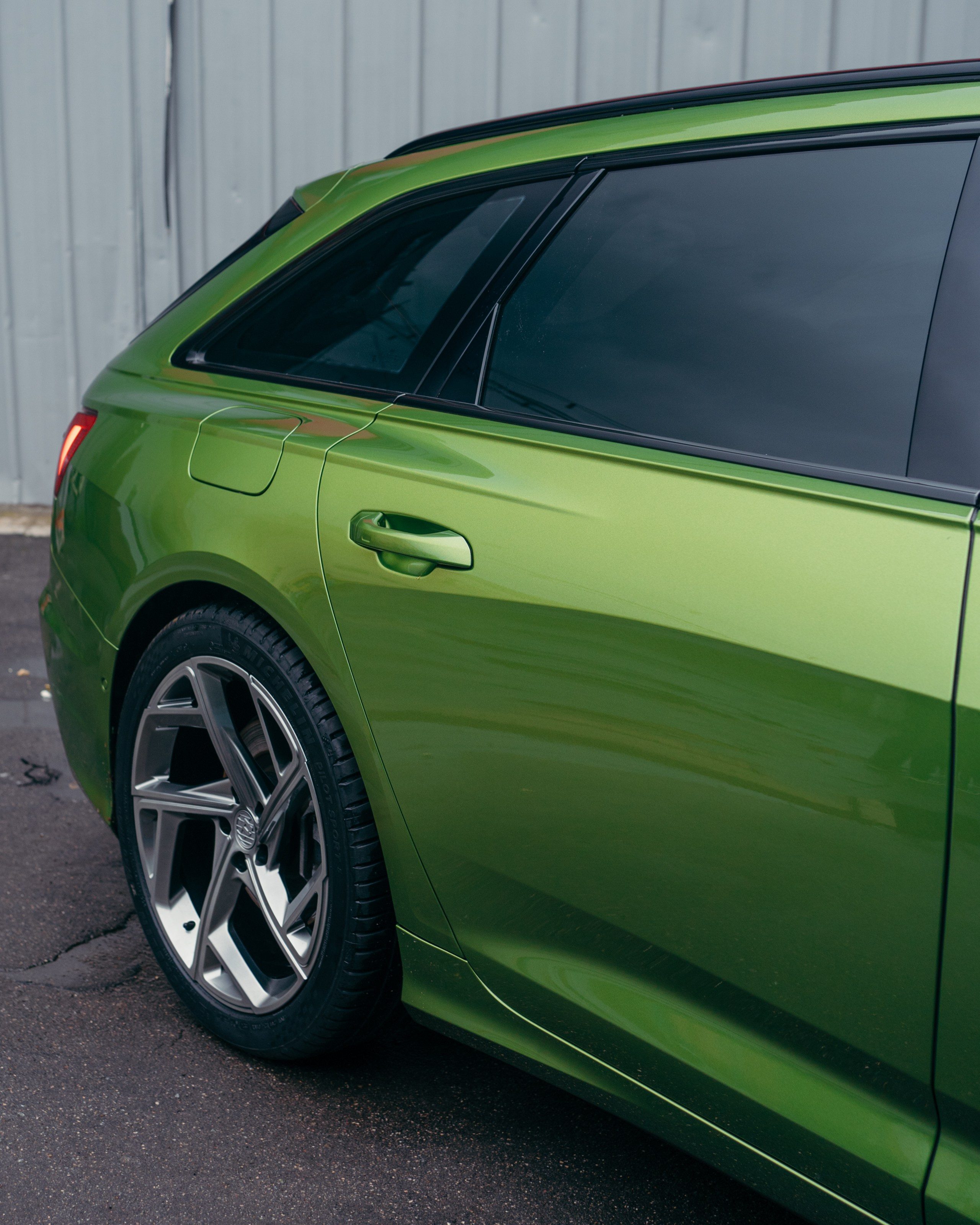 Audi A6 2 раза поменяла цвет, оклейка с проемами в зеленый и преклейка в серый. DeLorein