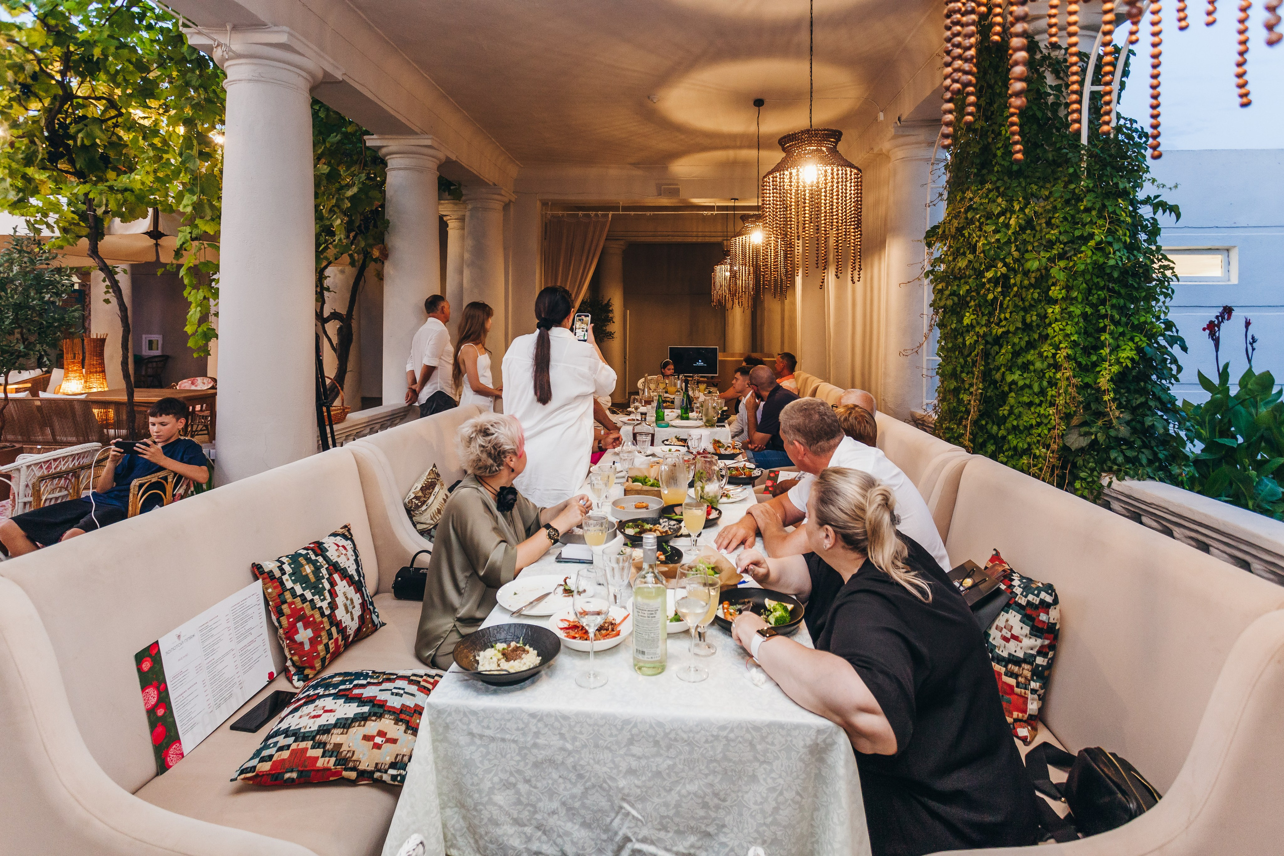 День рождение в уютном ресторане. Фотограф Денис Денисов