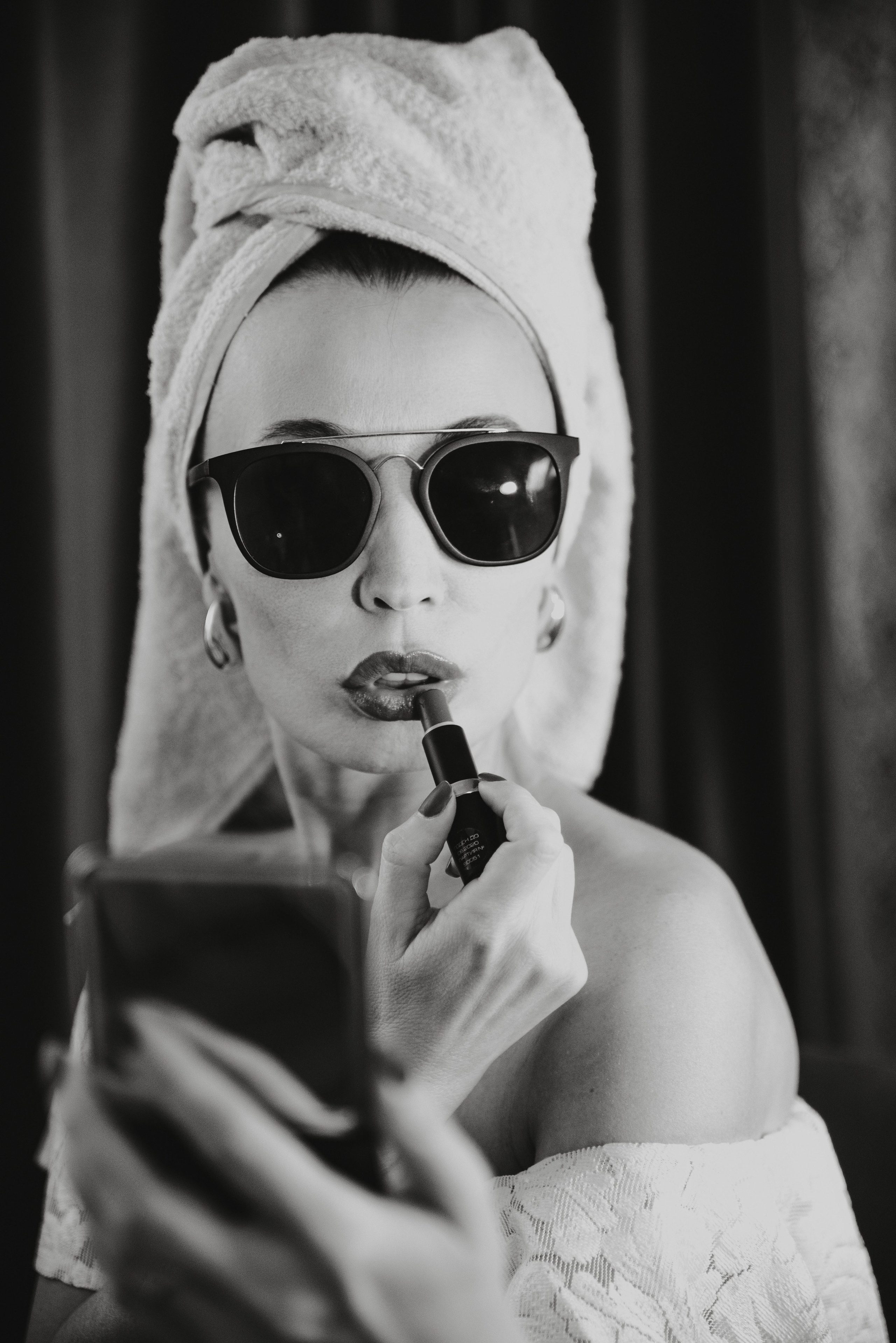 девушка красит губы помадой