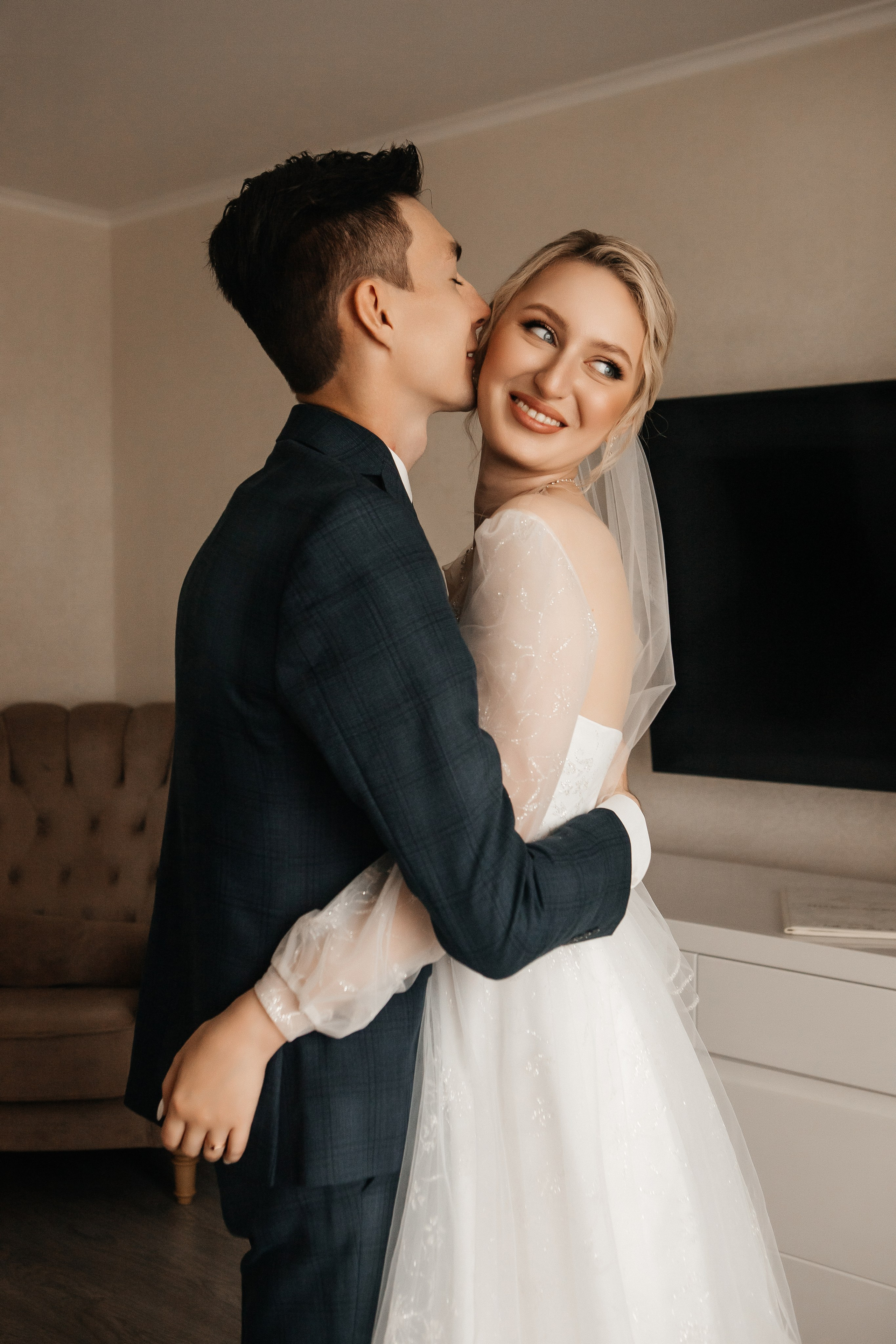 Евгения и Николай утренние сборы. Свадебный фотограф Виктория Чуйко Магнитогорск. Визуал для бизнеса