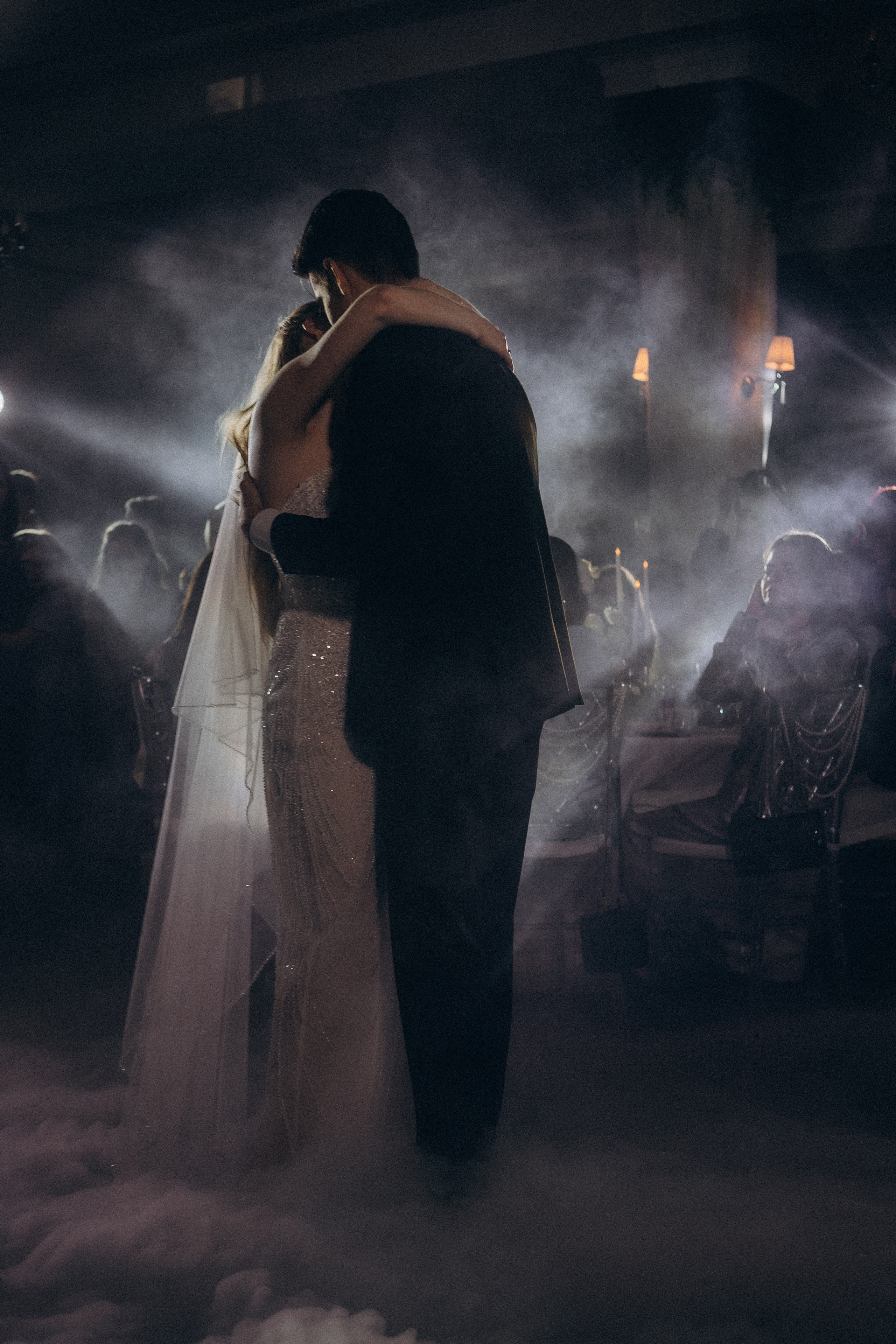 ПЕРВЫЙ ТАНЕЦ МОЛОДЫХ НА БАНКЕТЕ. ТРОГАТЕЛЬНЫЙ МОМЕНТ (СНЯТО В СИБИРЕ В НИЖНЕВАРТОВСКЕ). Профессиональный фотограф, Санкт-Петербург — Виктория Богомолова