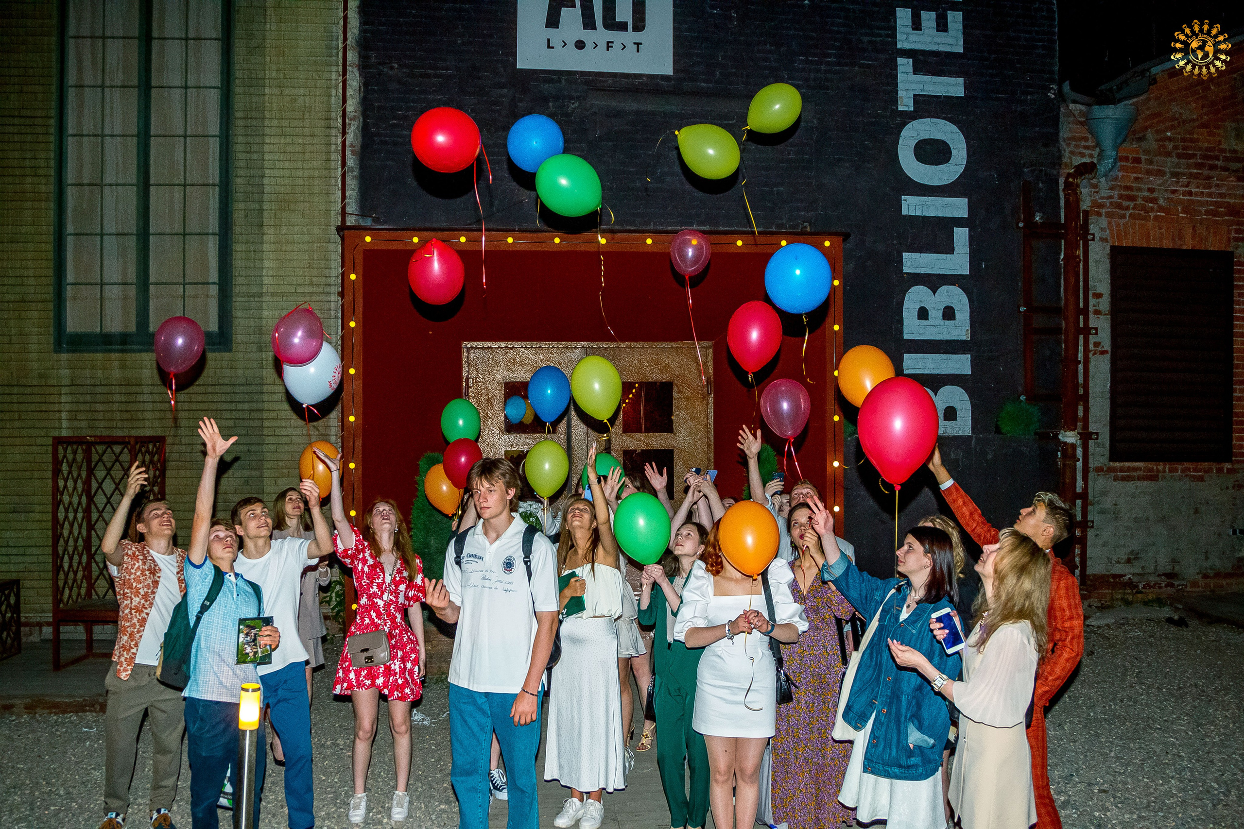 Выпускной 2023 (Школа 548; 9 Ж класс) AG Loft «Библиотека», Москва. Репортажная съемка в Москве и области. Анималистика