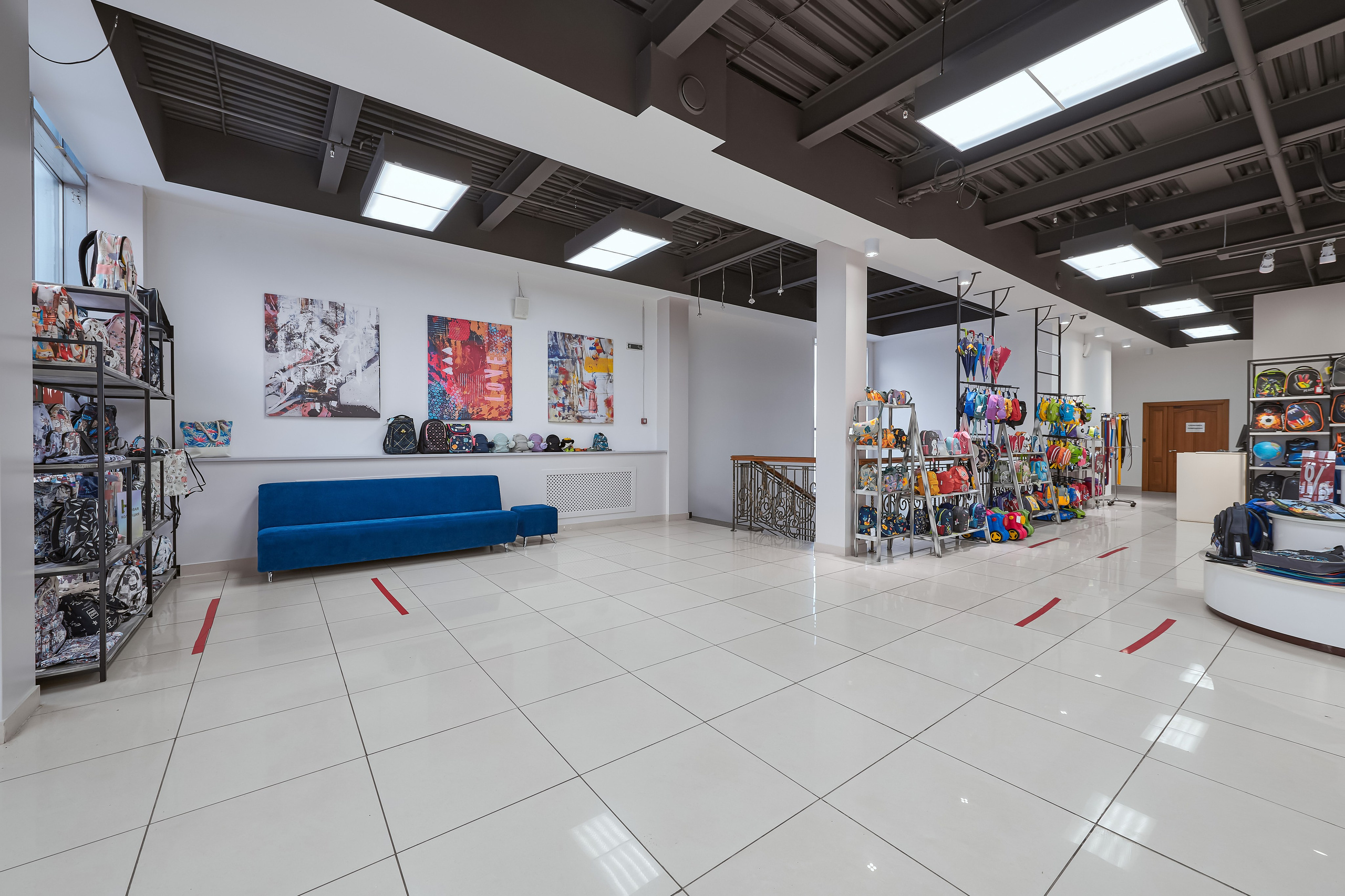 Портфолио по интерьерной и экстерьерной фотосъёмки: Мир сумок — Левый берег. Фотограф Яковлев Роман — Красноярск