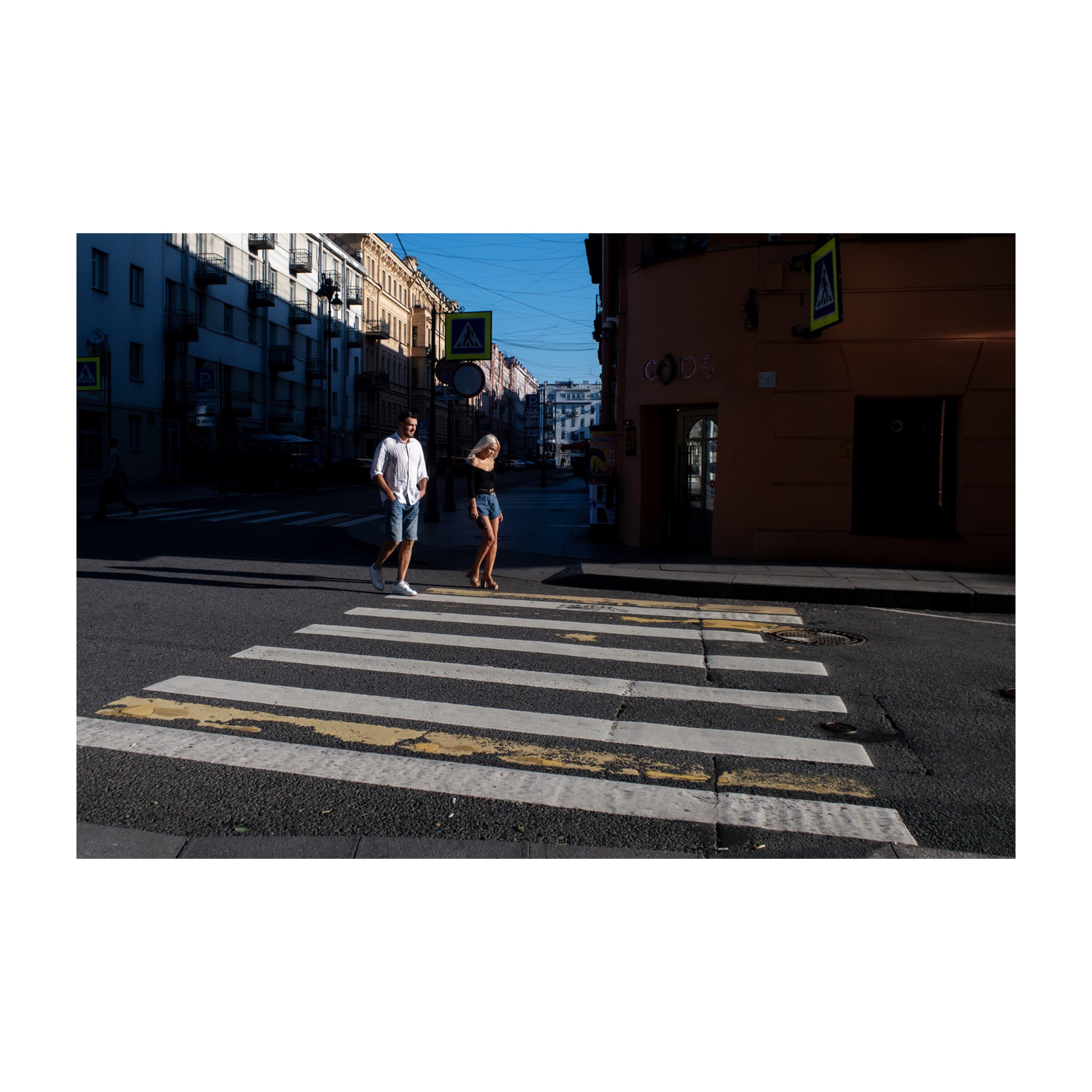 В Питере хорошая погода). Город наполнен правильными тенями и предосенними питерцами). High-quality interior photos for your home, office, hotel