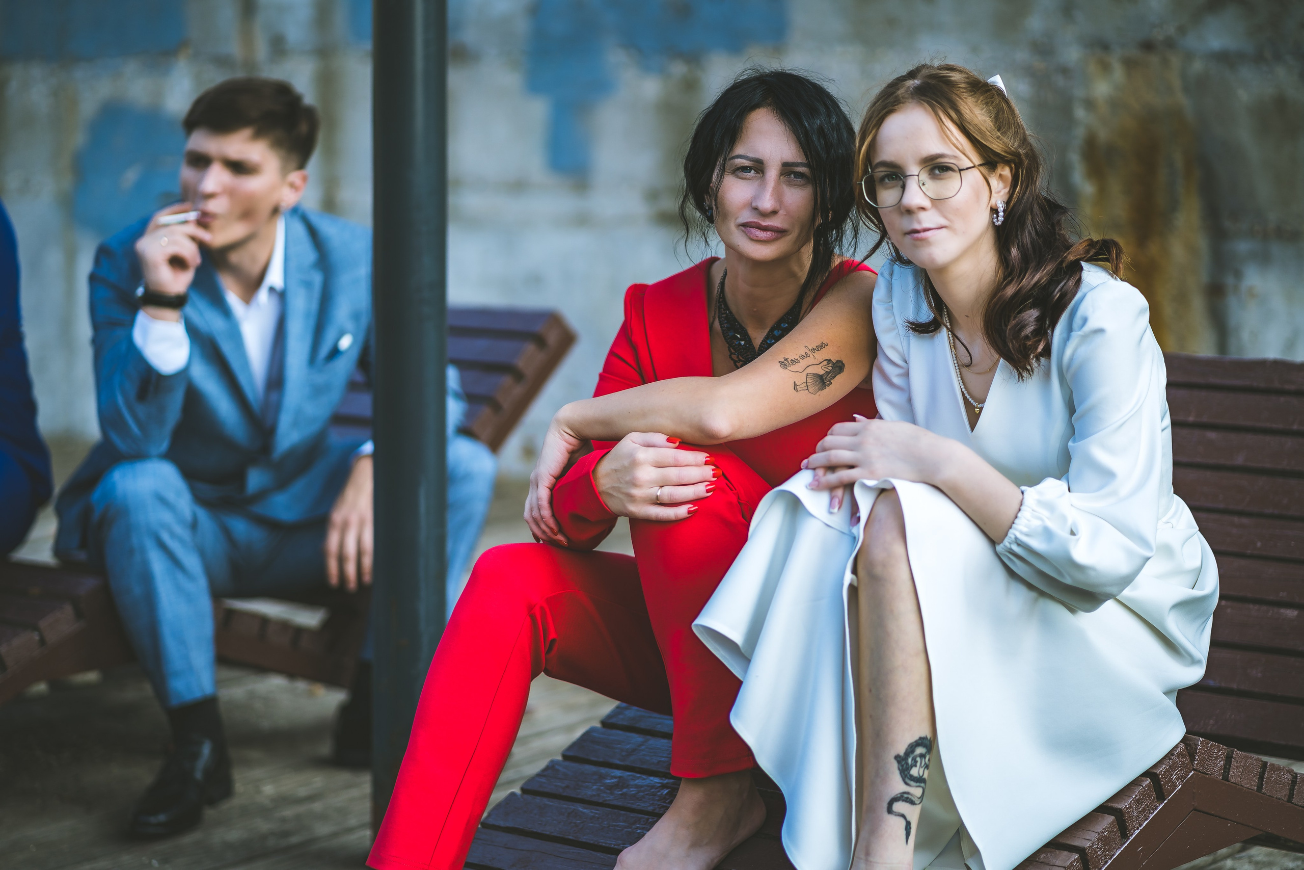 Жених и невеста с гостьей на шезлонге