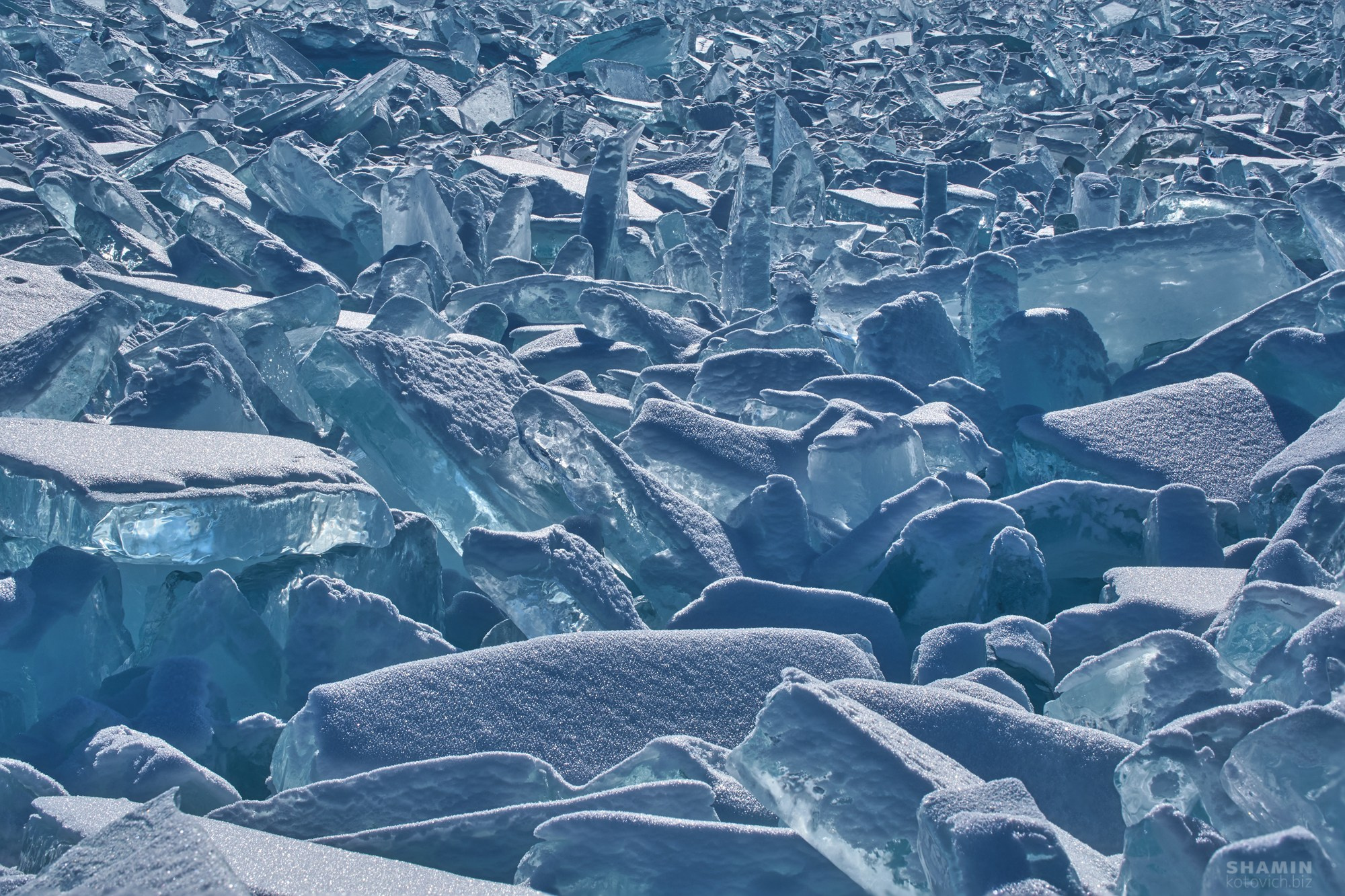 Байкал — пейзажная фотография Константина Шамина. Зимний лёд Байкала, трещины, отражения и прозрачная вода. Художественная и аэросъёмка озера Байкал.