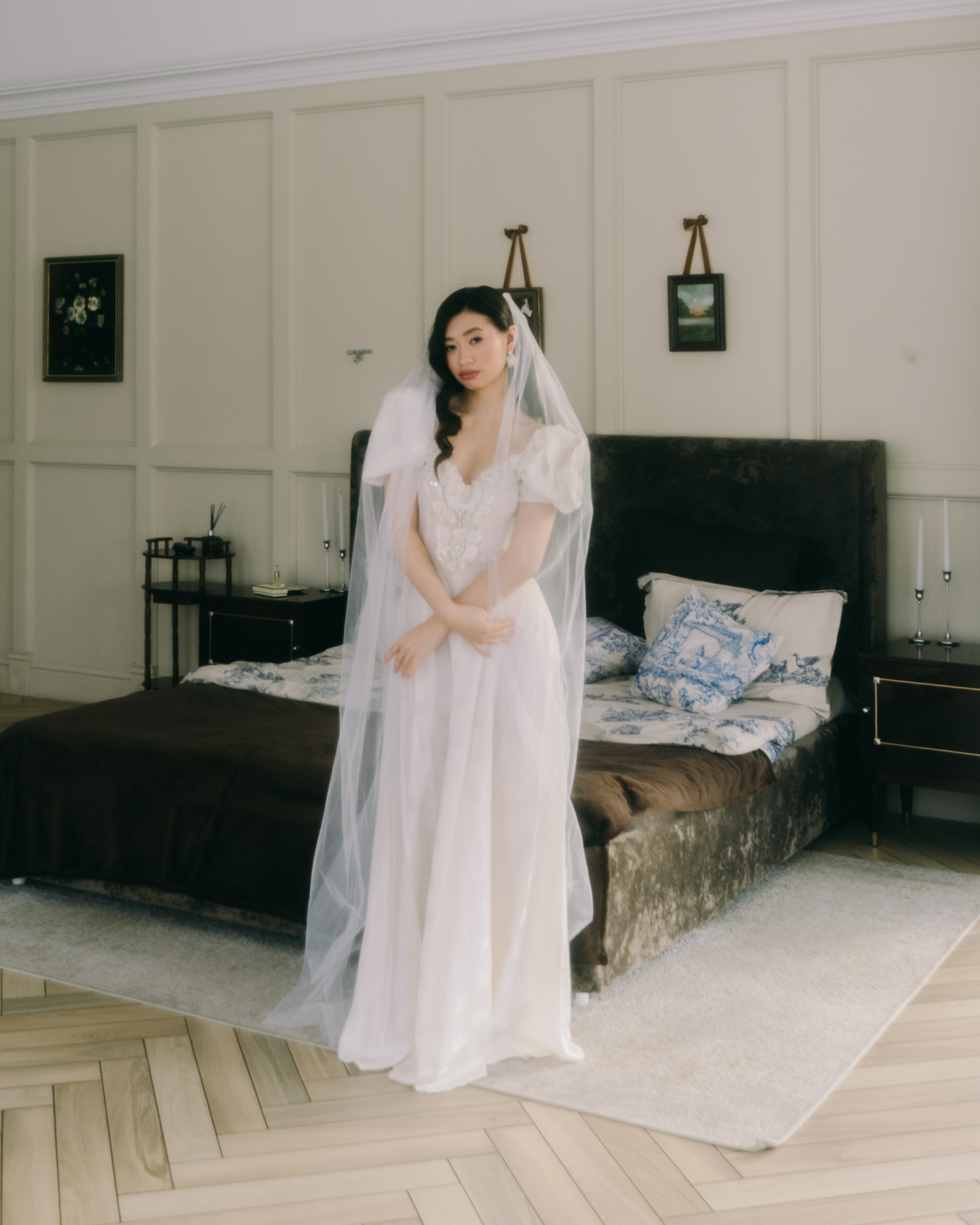 Невеста в длинной фате в спальне: классическое утро невесты в винтажной эстетике