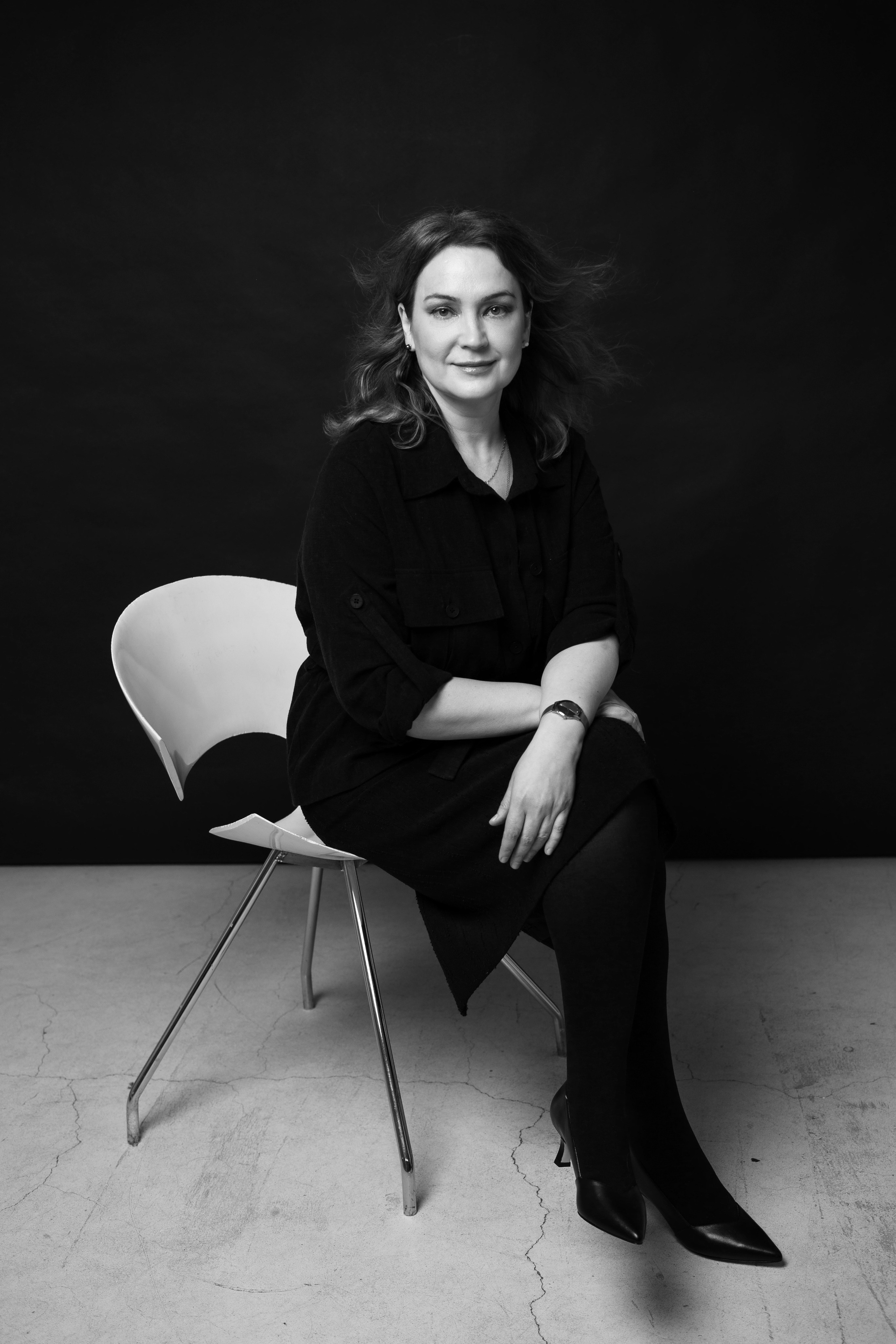 Минималистичное ч/б фото на стуле, женский портрет на светлом фоне, психологическая съемка СПб, естественная поза