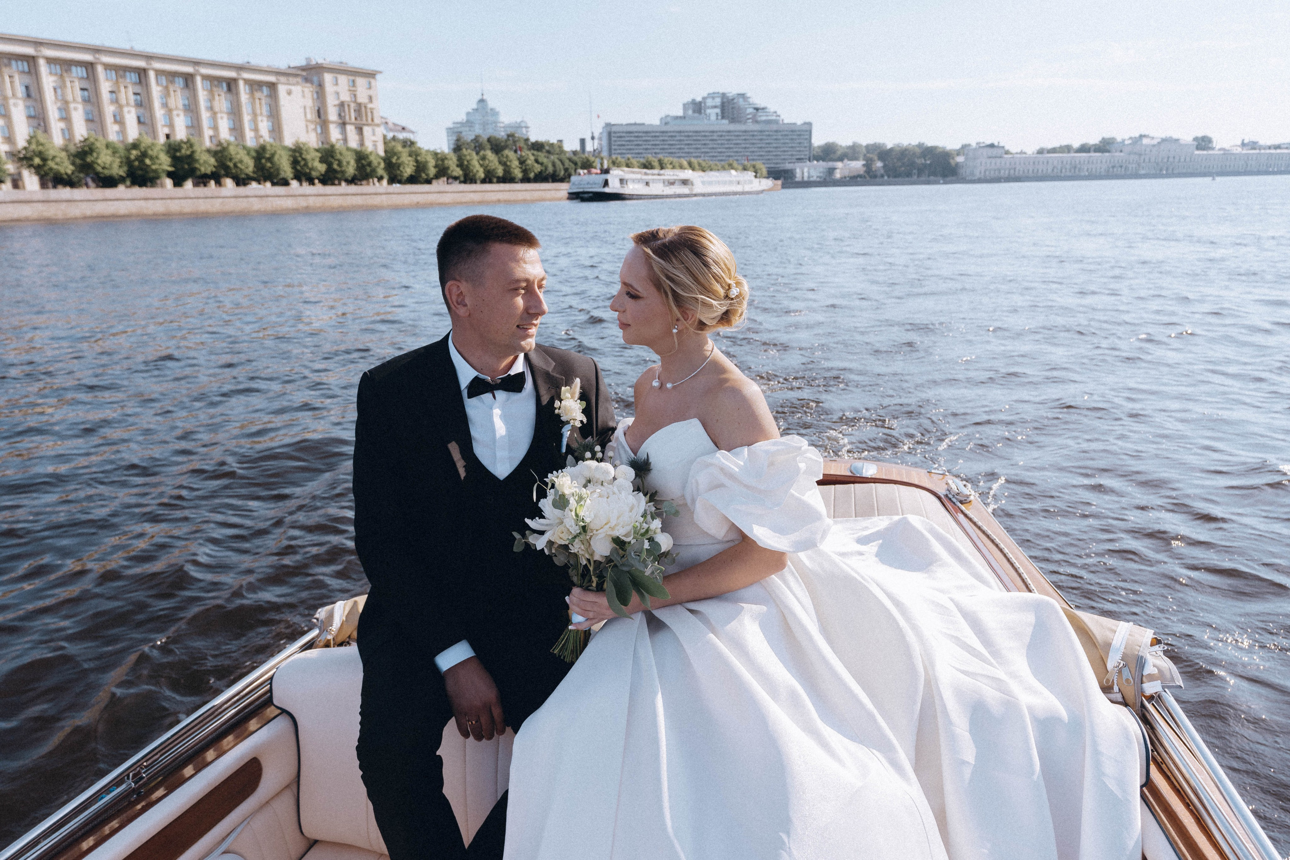 СВАДЕНБНАЯ СЬЕМКА НА КАТЕРЕ ПО КАНАЛАМ САНКТ-ПЕТЕРБУРГА И В АКВАТОРИИ НЕВЫ. Профессиональный фотограф, Санкт-Петербург — Виктория Богомолова