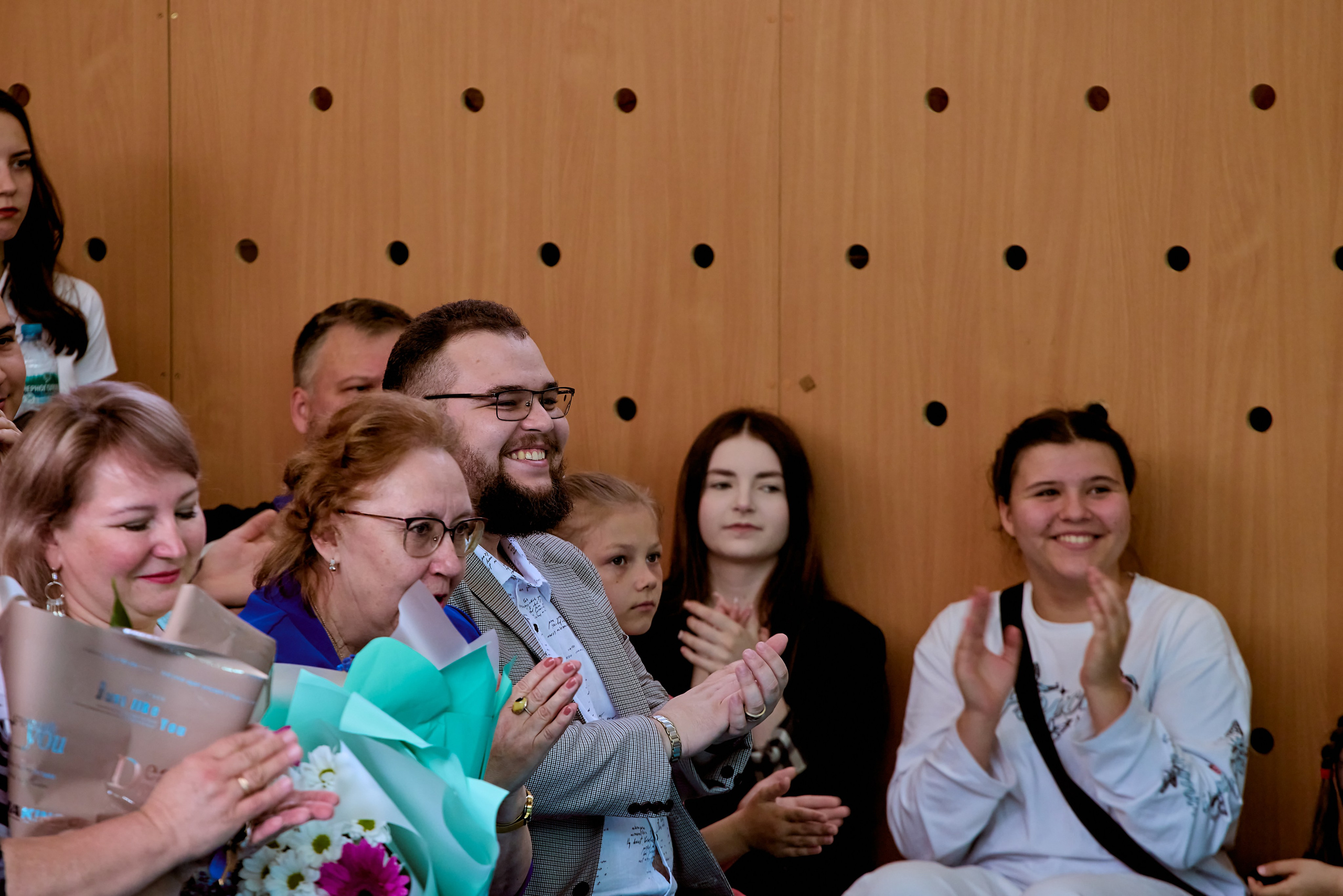 Светлая улыбка учителей и надежда в глазах выпускников, кадр Николая Голованова, г. Дзержинск.