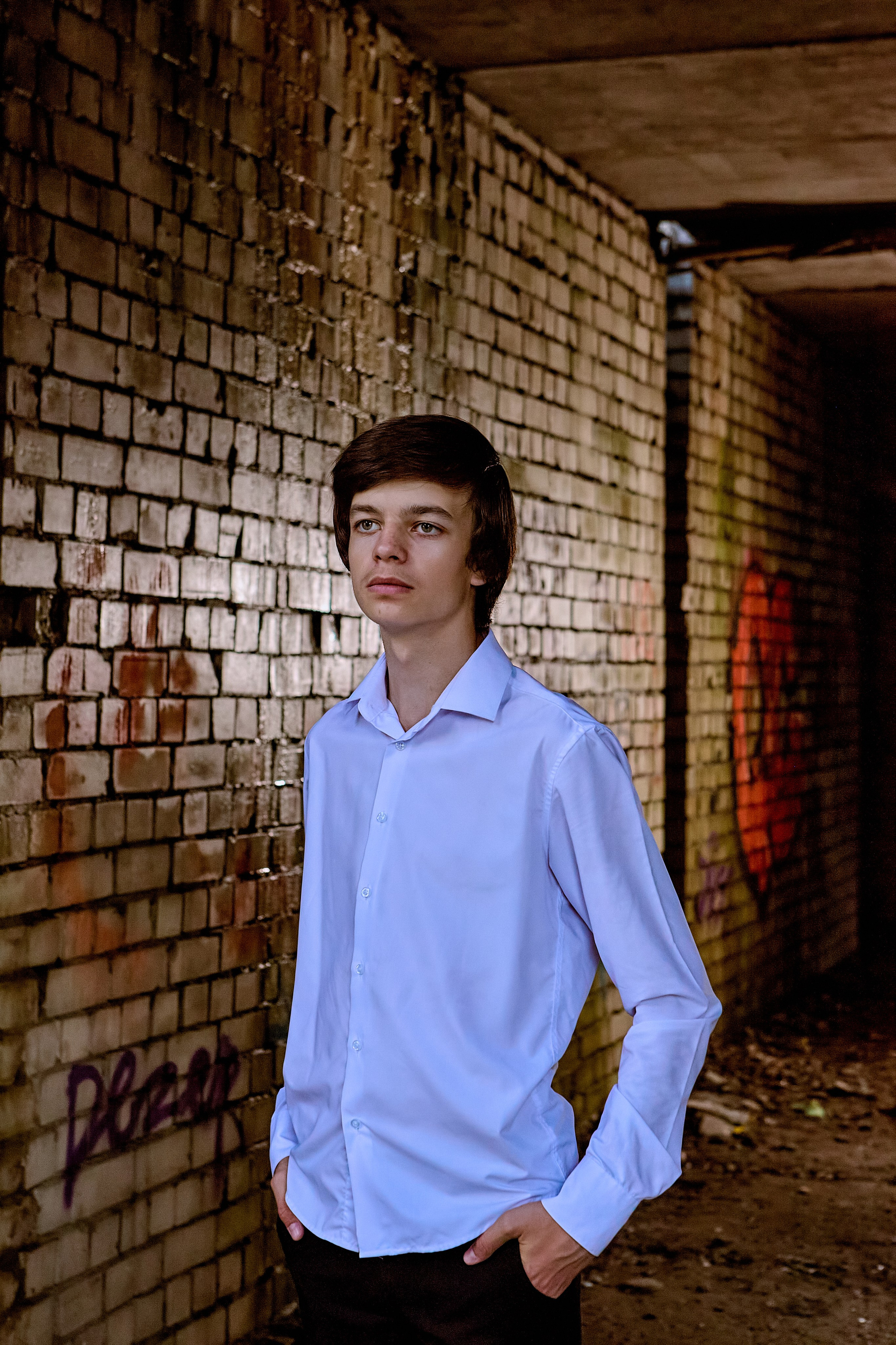 Мальчик портрет по пояс в заброшенном здании