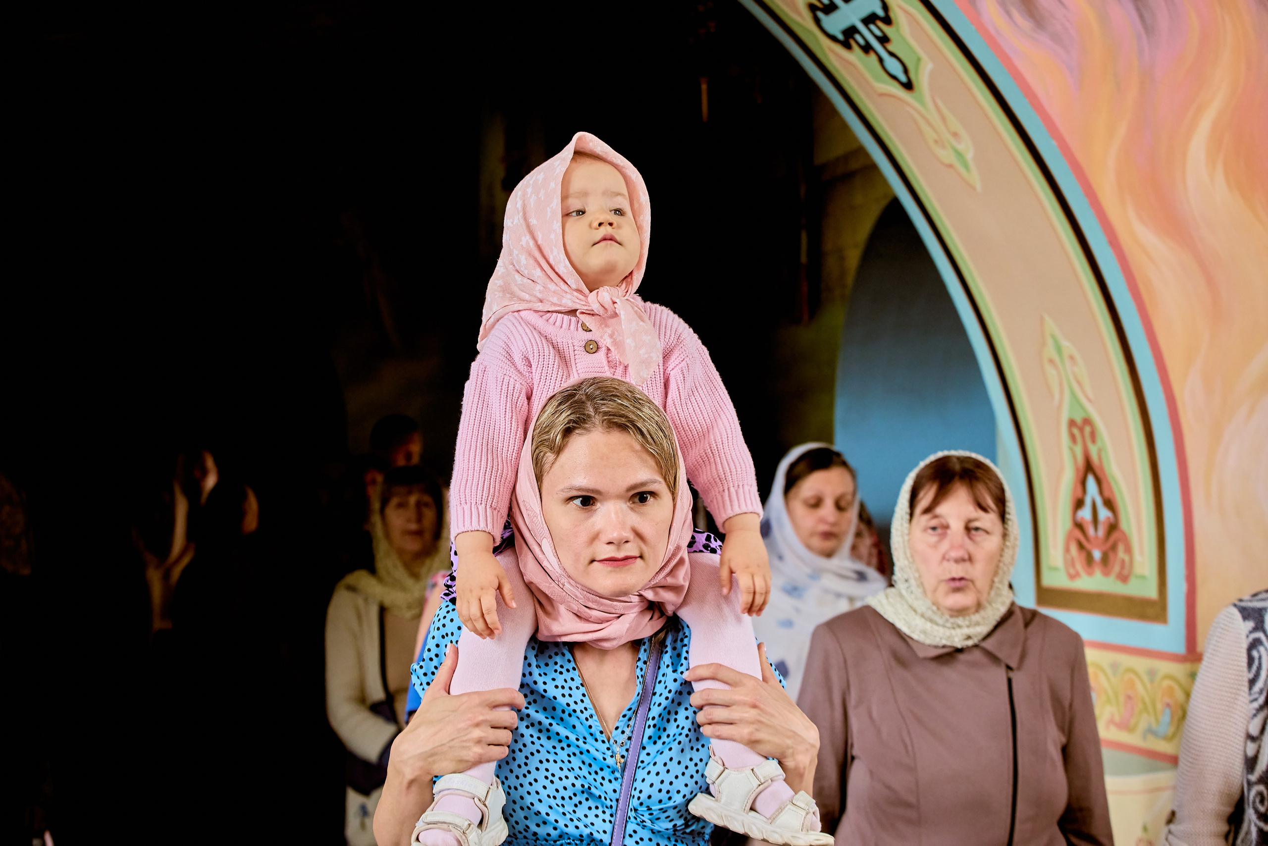 Дети в храме — символ надежды и Божьей благодати, фото православного фотографа Николая Голованова, г. Дзержинск.