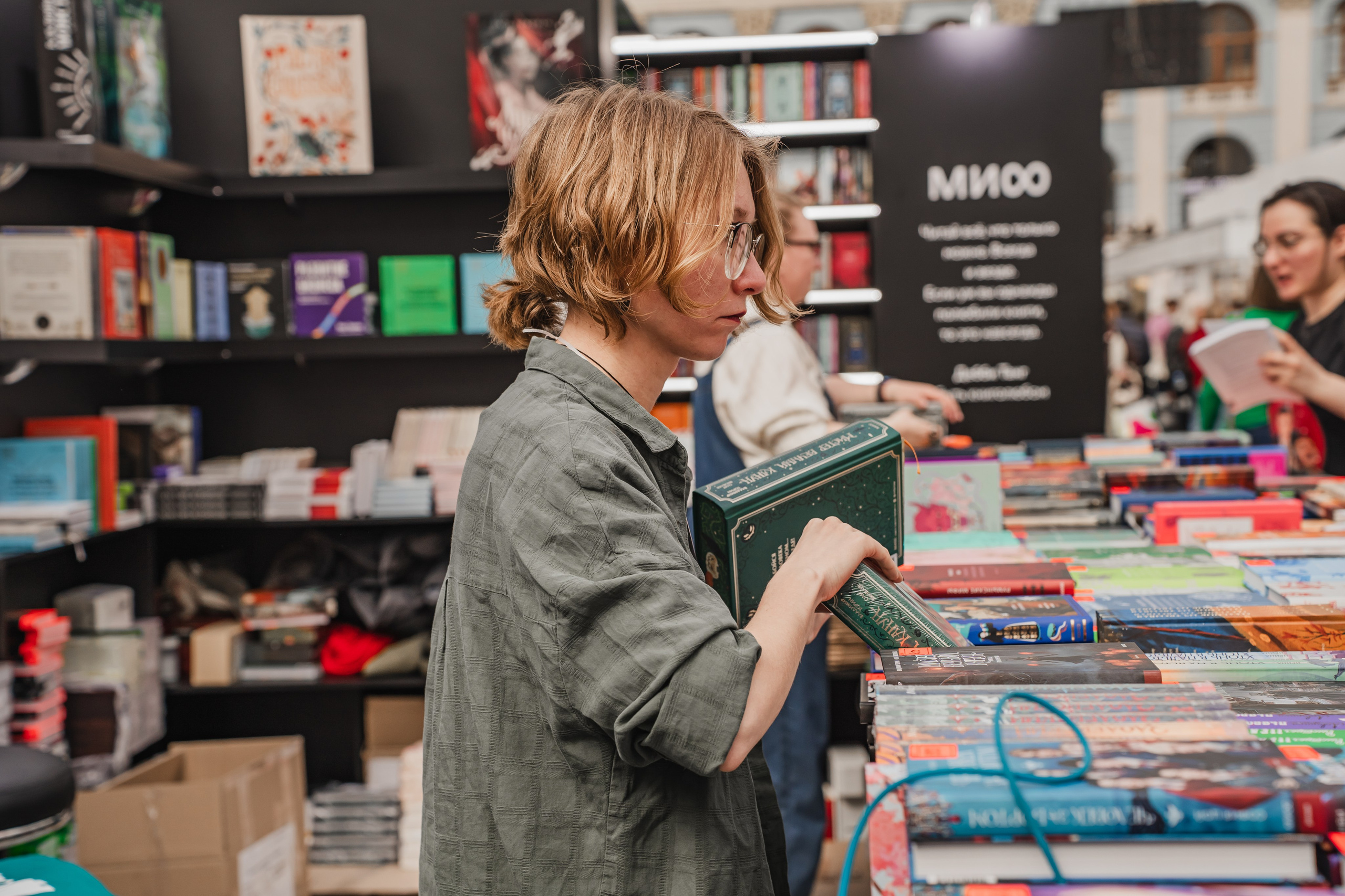 МИФ Non/fictio№ 2025 стенды. Репортажный фотограф Анастасия Рубцова