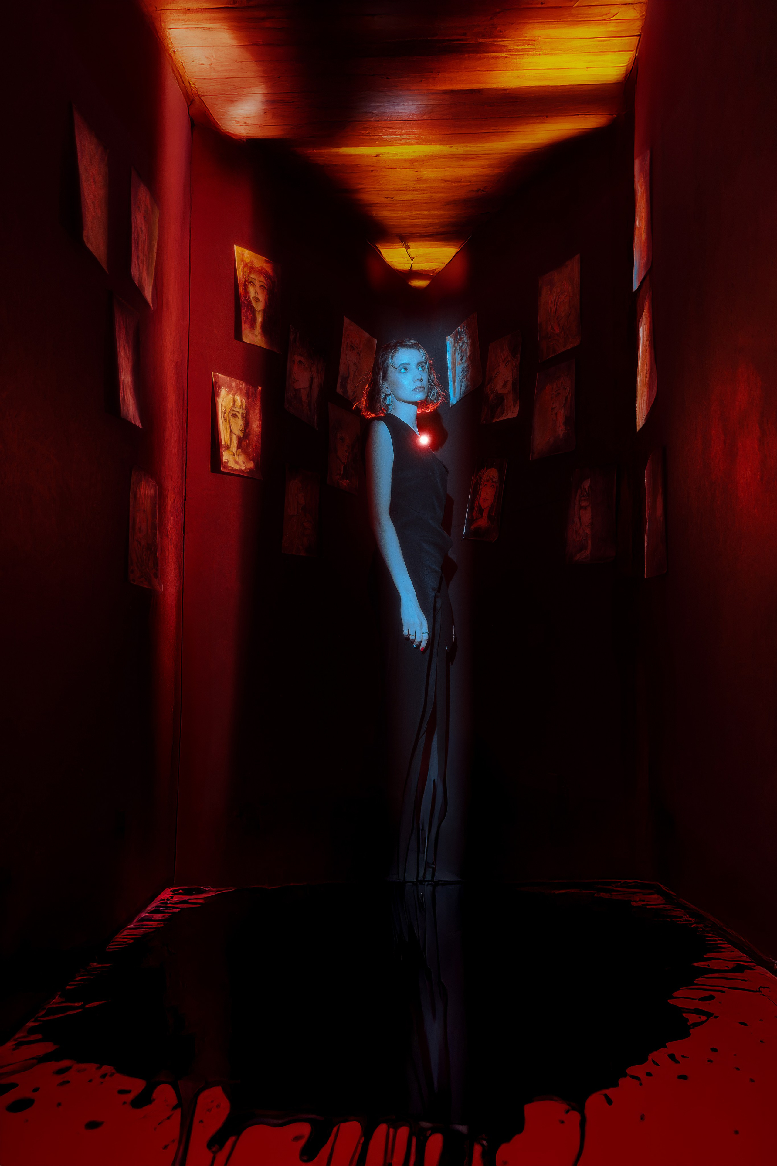 Арт фотография художника, которого окружили собственные картины