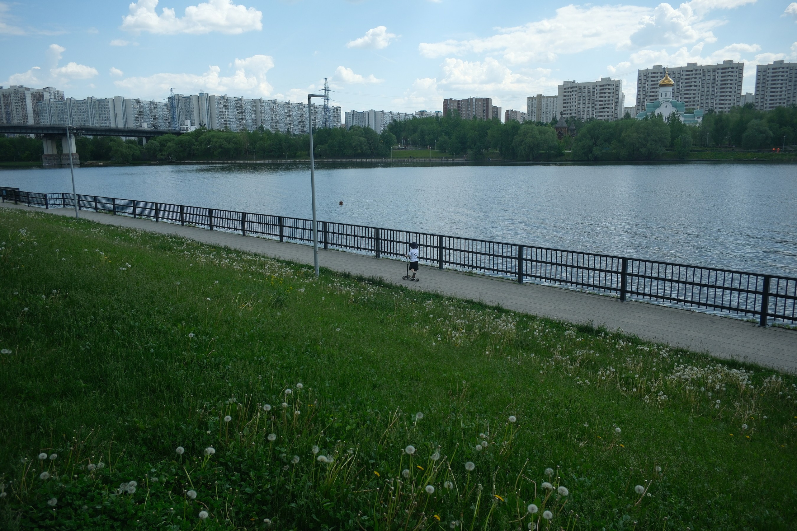 Парк 850 лет Москве. Снято на Voigtlander 18/2,8 Color-scopar. Улица, люди, жизнь…