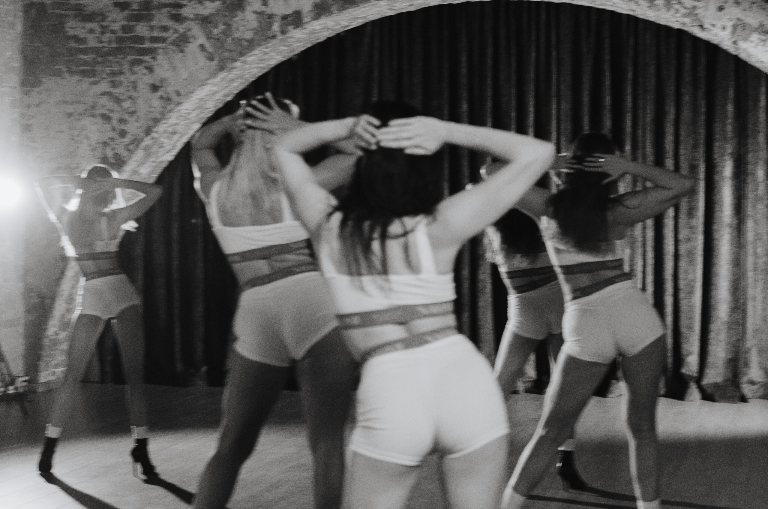 Фото-подглядки с видеосъемки танцевальной команды «Secret». Денисова Аля — фотограф для парных съемок и индивидуальных историй в Барнауле