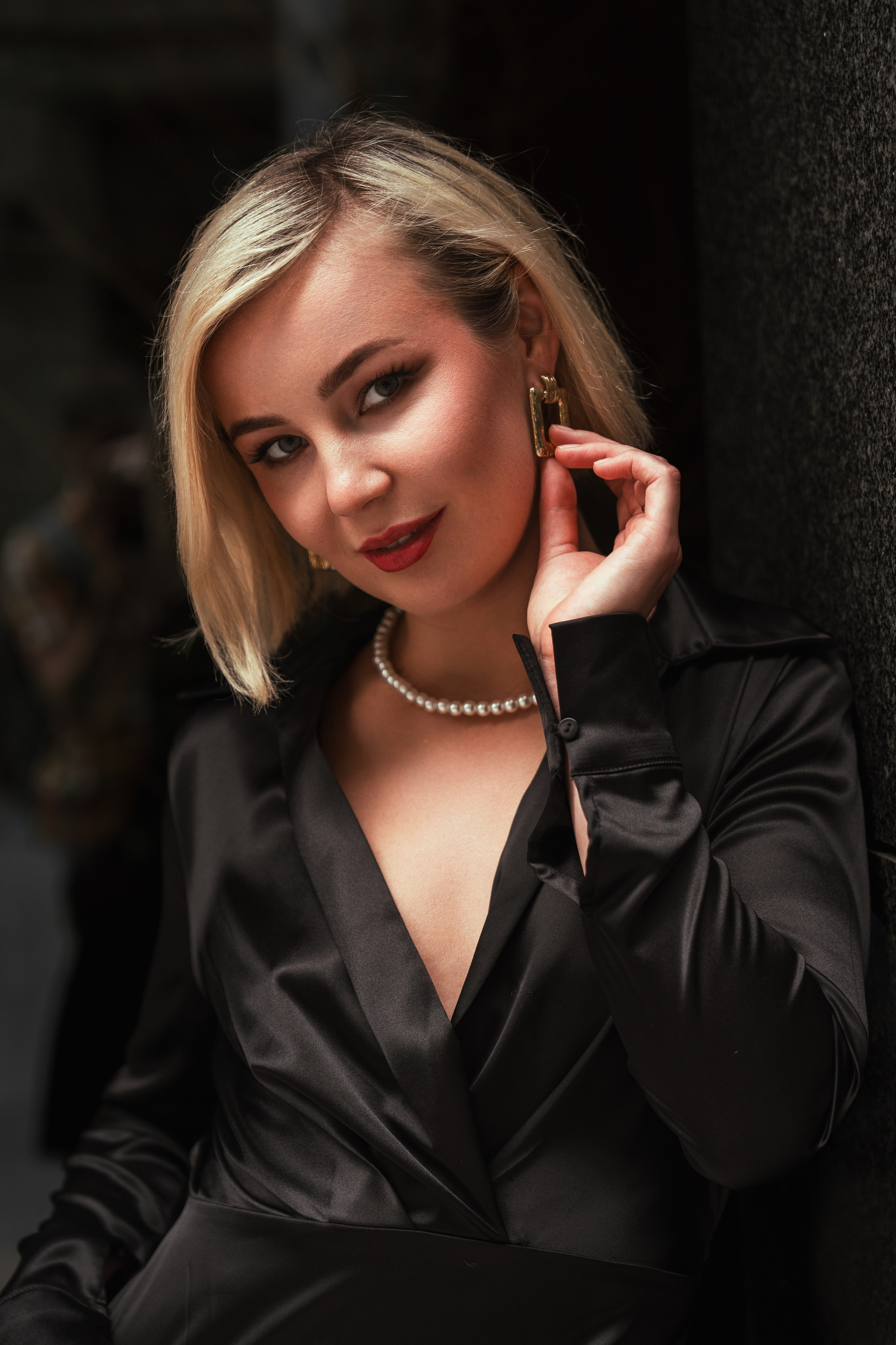 летняя прогулочная стрит фотосессия в черном шелковом платье