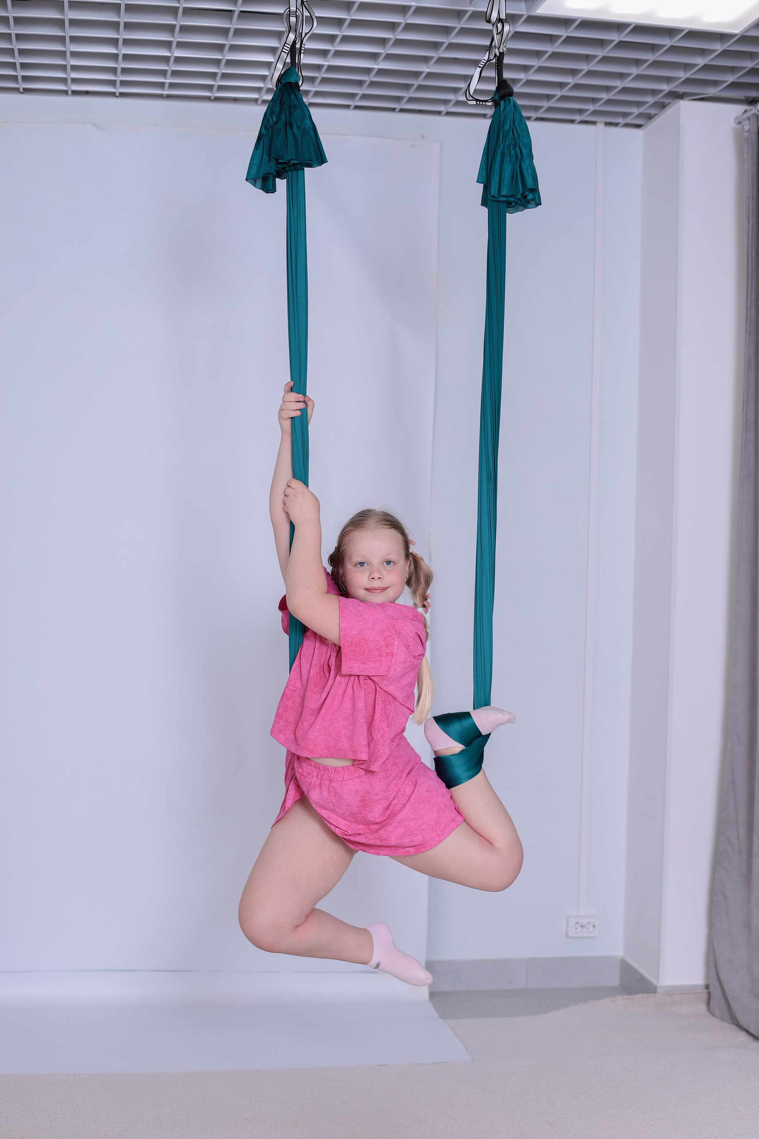 Детская аэройога. Фотограф Надршина Лилия