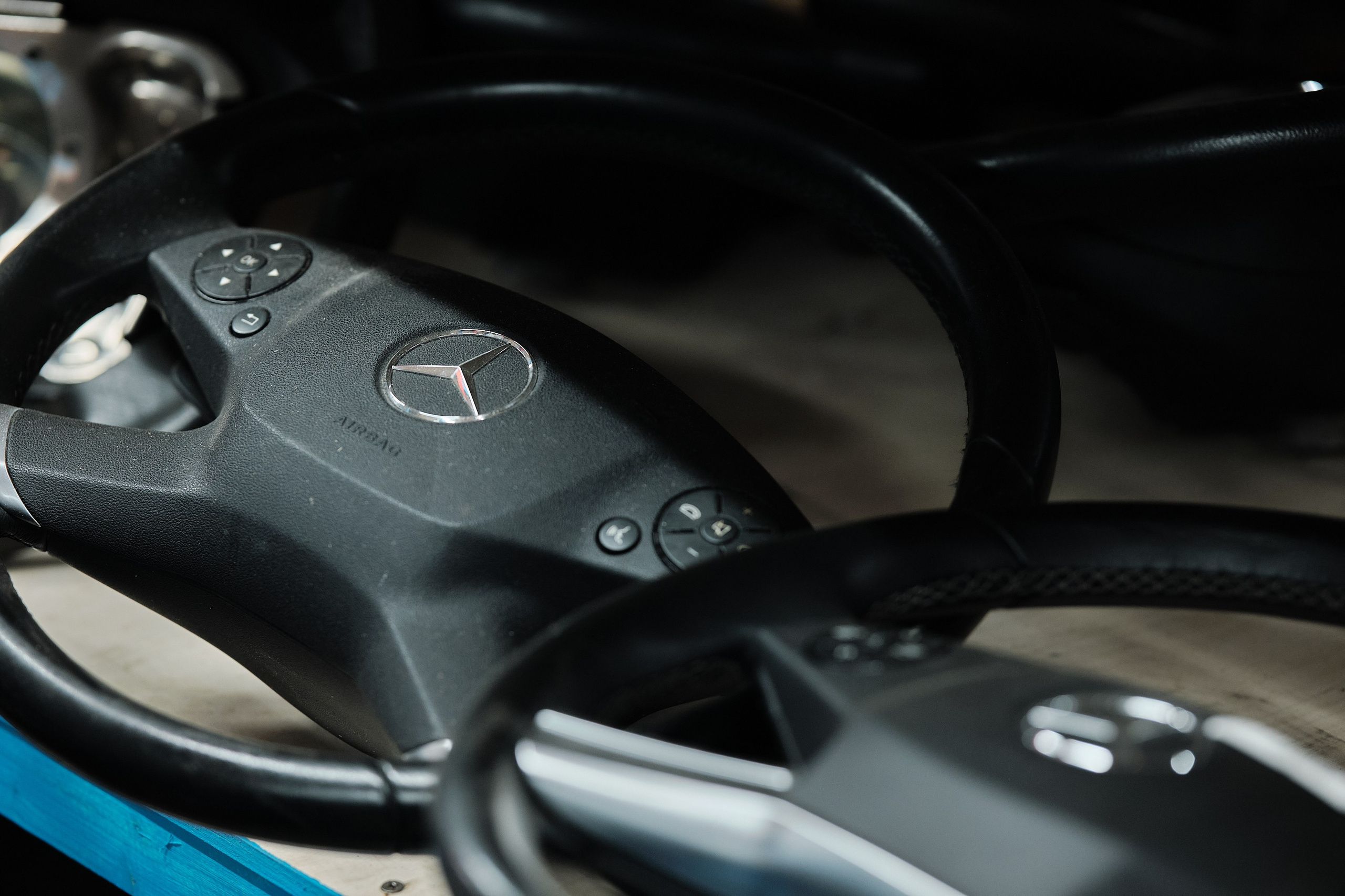 «Оригинальная панель приборов Mercedes-Benz W213 с дисплеем»«Консоль центральная Mercedes-Benz E-Class W213 с элементами управления»«Руль Mercedes-Benz S-Class W222 с кнопками и подогревом»«Сиденье переднее левое Mercedes-Benz GLC X253 с электроприводом и памятью»«Обшивка двери правая Mercedes-Benz C-Class W205 оригинальная деталь»«Подлокотник центральный Mercedes-Benz V-Class W447 с отделением для хранения»«Панель управления климат-контролем Mercedes-Benz GLS X167 оригинал»«Декоративная накладка торпеды Mercedes-Benz A-Class W177 с алюминиевым эффектом»«Кнопка запуска двигателя Mercedes-Benz GLE W167 оригинальная запчасть»«Подсветка салона LED Mercedes-Benz CLA C118 с настройками цвета»«Коврики салона Mercedes-Maybach S-Class W223 оригинальные»«Подголовник заднего сиденья Mercedes-Maybach GLS X167 с электроприводом»