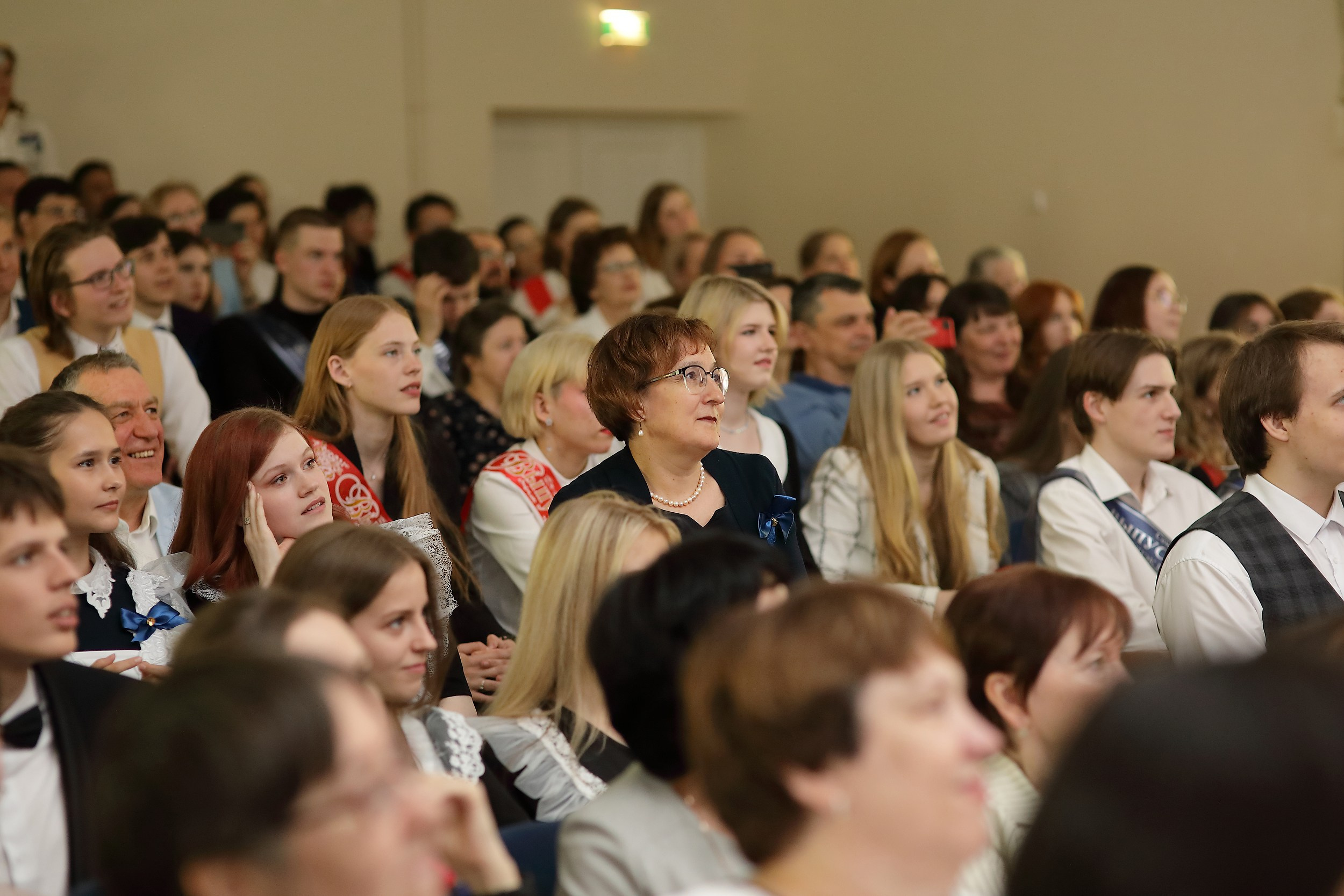 Последний звонок (актовый зал). Свадебный и семейный фотограф и видеограф в Екатеринбурге Полянские Тимур и Анастасия