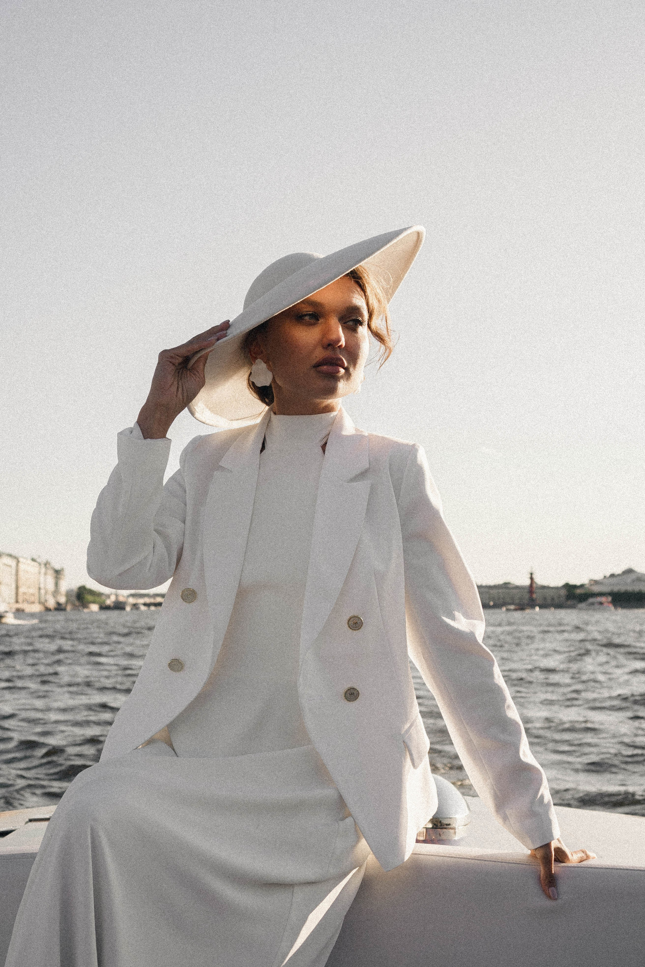 СВАДЕНБНАЯ СЬЕМКА НА КАТЕРЕ ПО КАНАЛАМ САНКТ-ПЕТЕРБУРГА И В АКВАТОРИИ НЕВЫ. Профессиональный фотограф, Санкт-Петербург — Виктория Богомолова