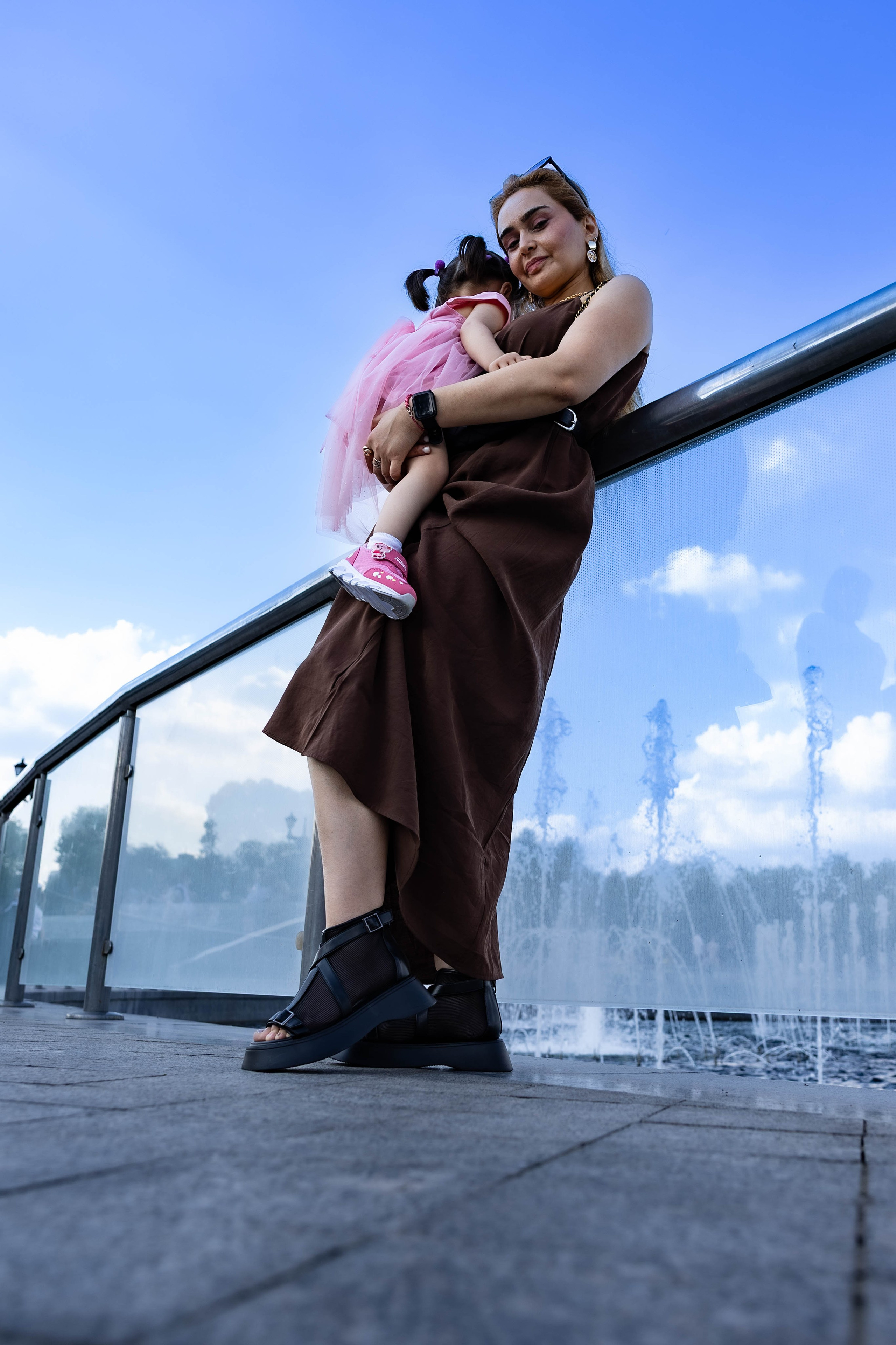 Прогулка мамы и дочки в парке