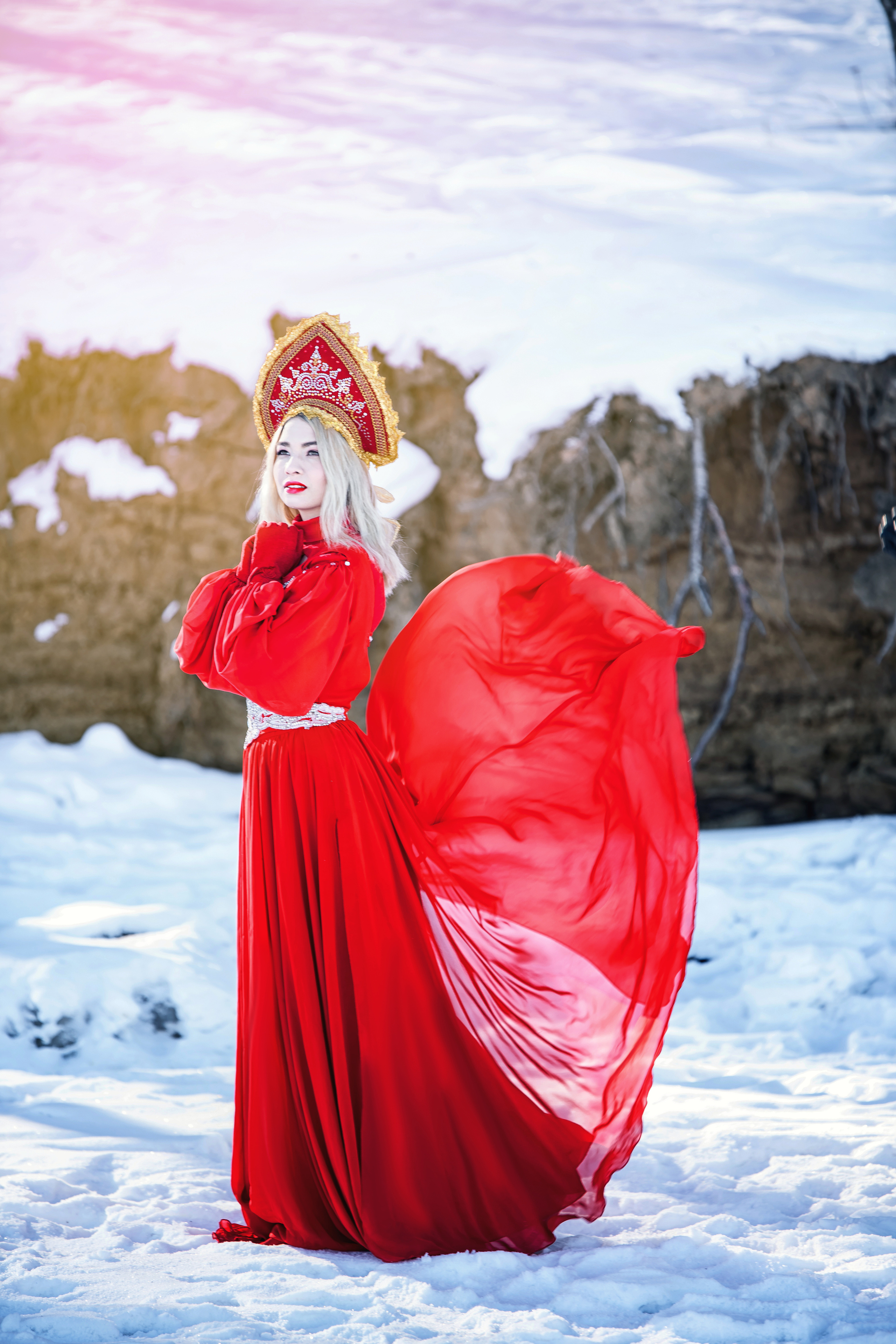 Девушка в красном платье и кокошнике зимой Фотограф в Иркутске #фотографольгали #фотографиркутск #фотографангарск #свадьбаиркутск #свадьбаангарск #фотографнасвадьбу #ангарск #иркутск #детскийфотографиркутск Фотограф на свадьбу в Иркутске Фотограф на свадьбу Иркутск семейный фотограф Иркутск фотосессия беременности в Иркутске