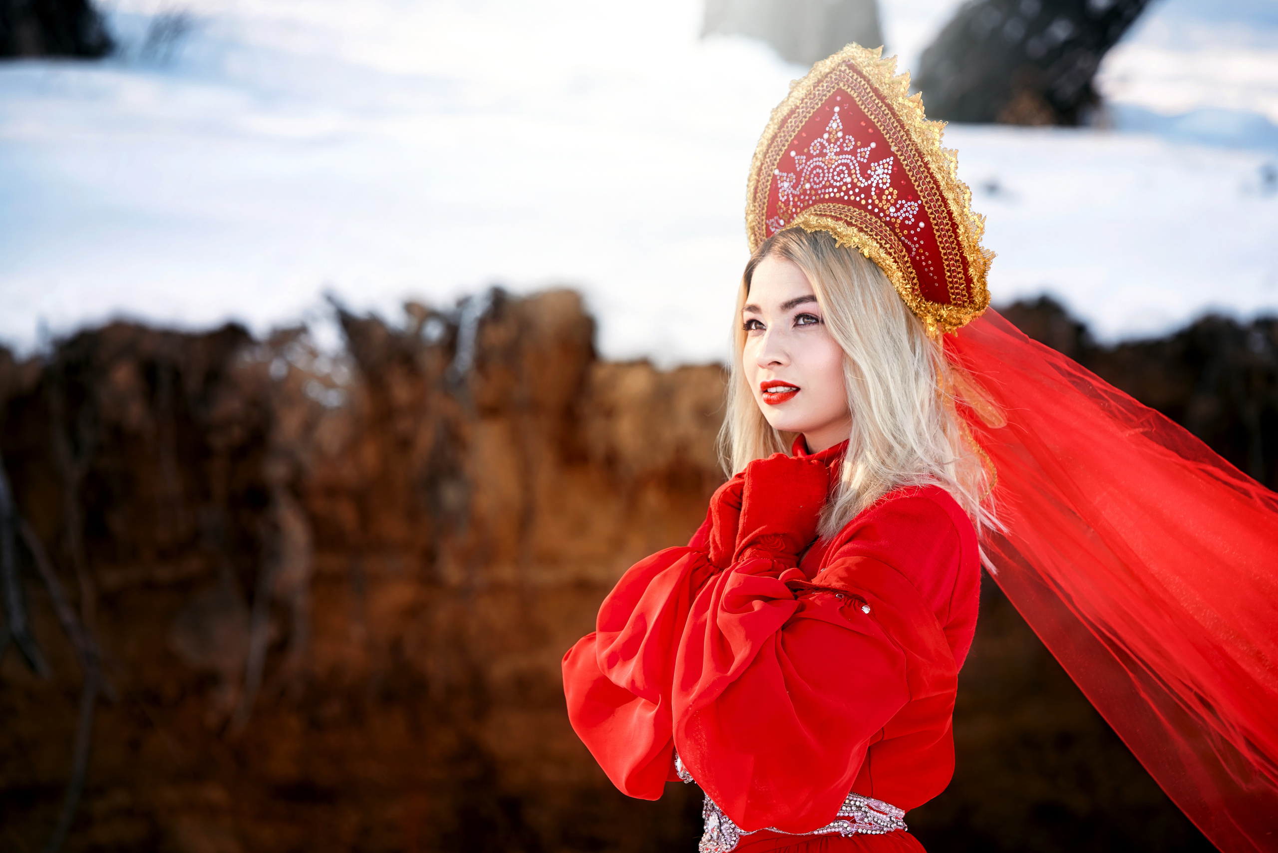 Девушка в красном платье и кокошнике зимой Фотограф в Иркутске #фотографольгали #фотографиркутск #фотографангарск #свадьбаиркутск #свадьбаангарск #фотографнасвадьбу #ангарск #иркутск #детскийфотографиркутск Фотограф на свадьбу в Иркутске Фотограф на свадьбу Иркутск семейный фотограф Иркутск фотосессия беременности в Иркутске