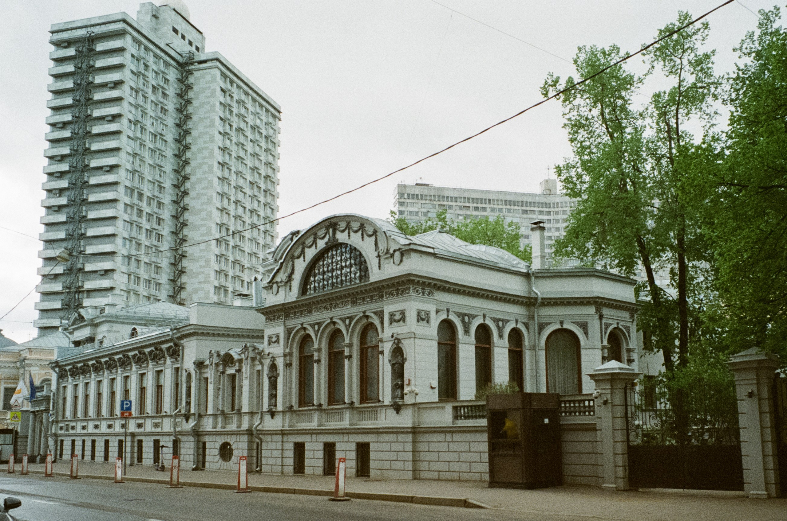 Ул. Поваровка и окрестности | Voigtlander BESSA-T — Voigtlander Ultron 28 mm f/2 | Kodak Ultramax 400 (просрочка) @ ISO 100