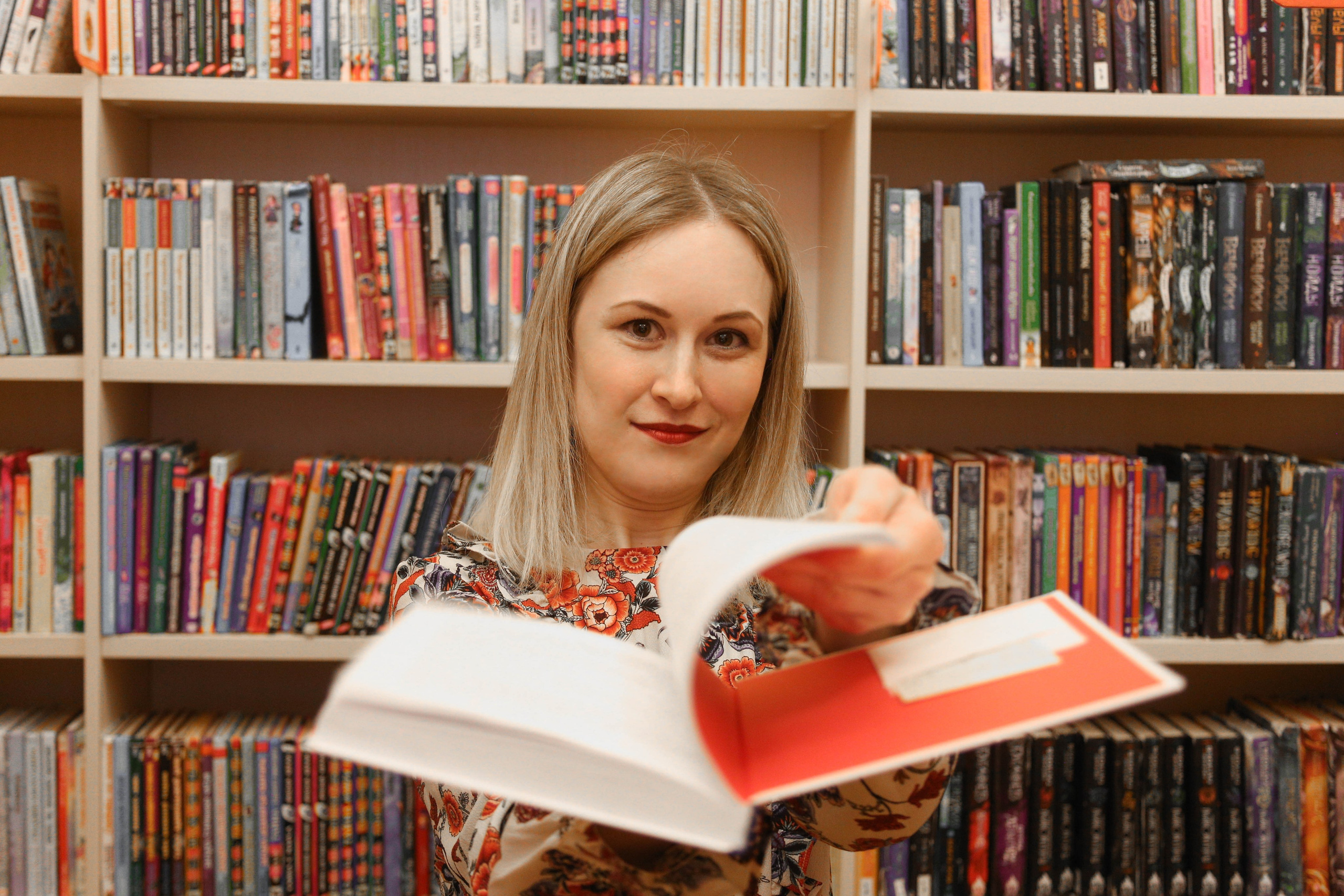 Маша в библиотеке. Фотограф Пермь. Фотосессия в фотостудии Перми и на свежем воздухе