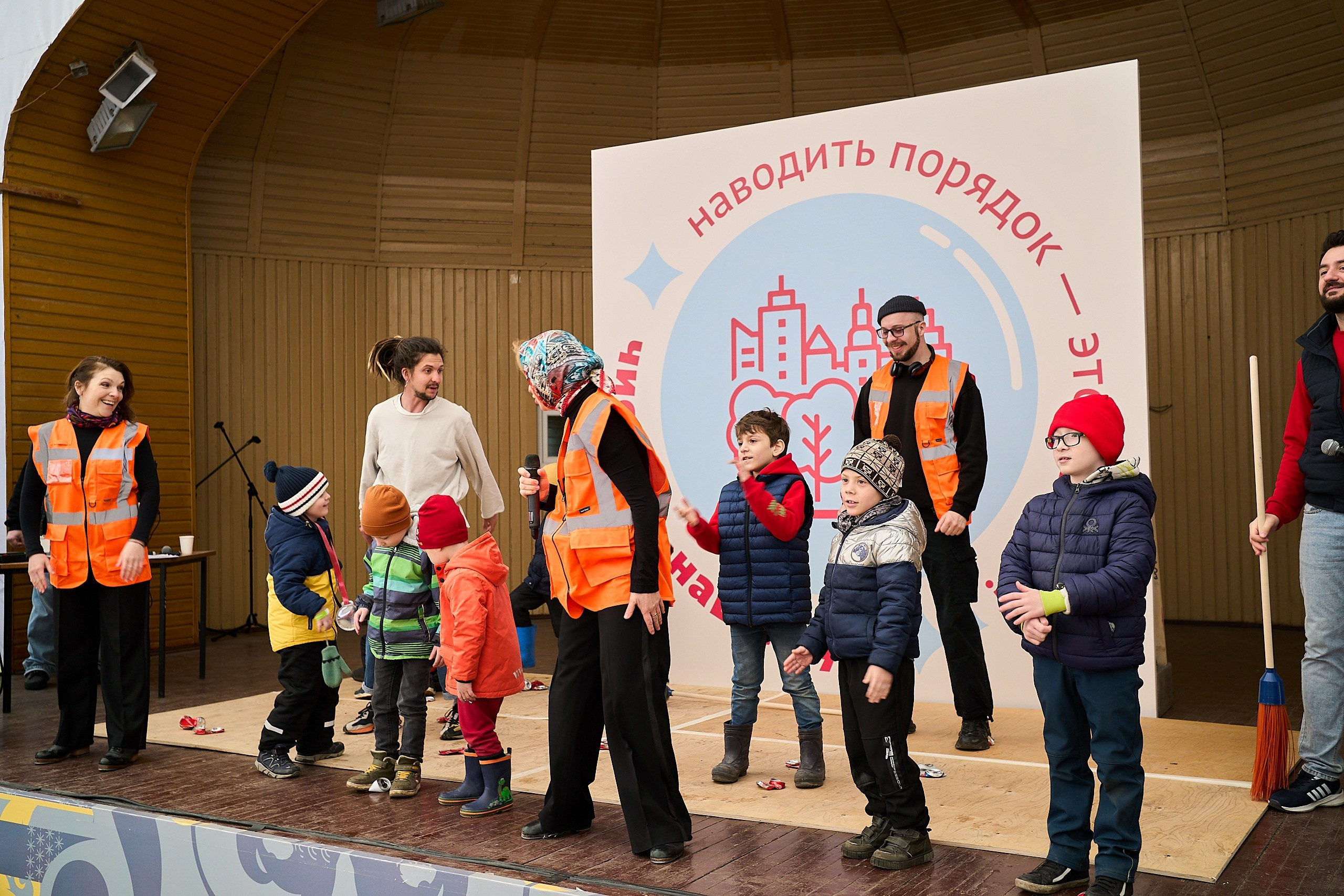 Субботник у Управления делами Мэра и Правительства Москвы. Фотограф и Видеограф в Москве. Олег Корушев