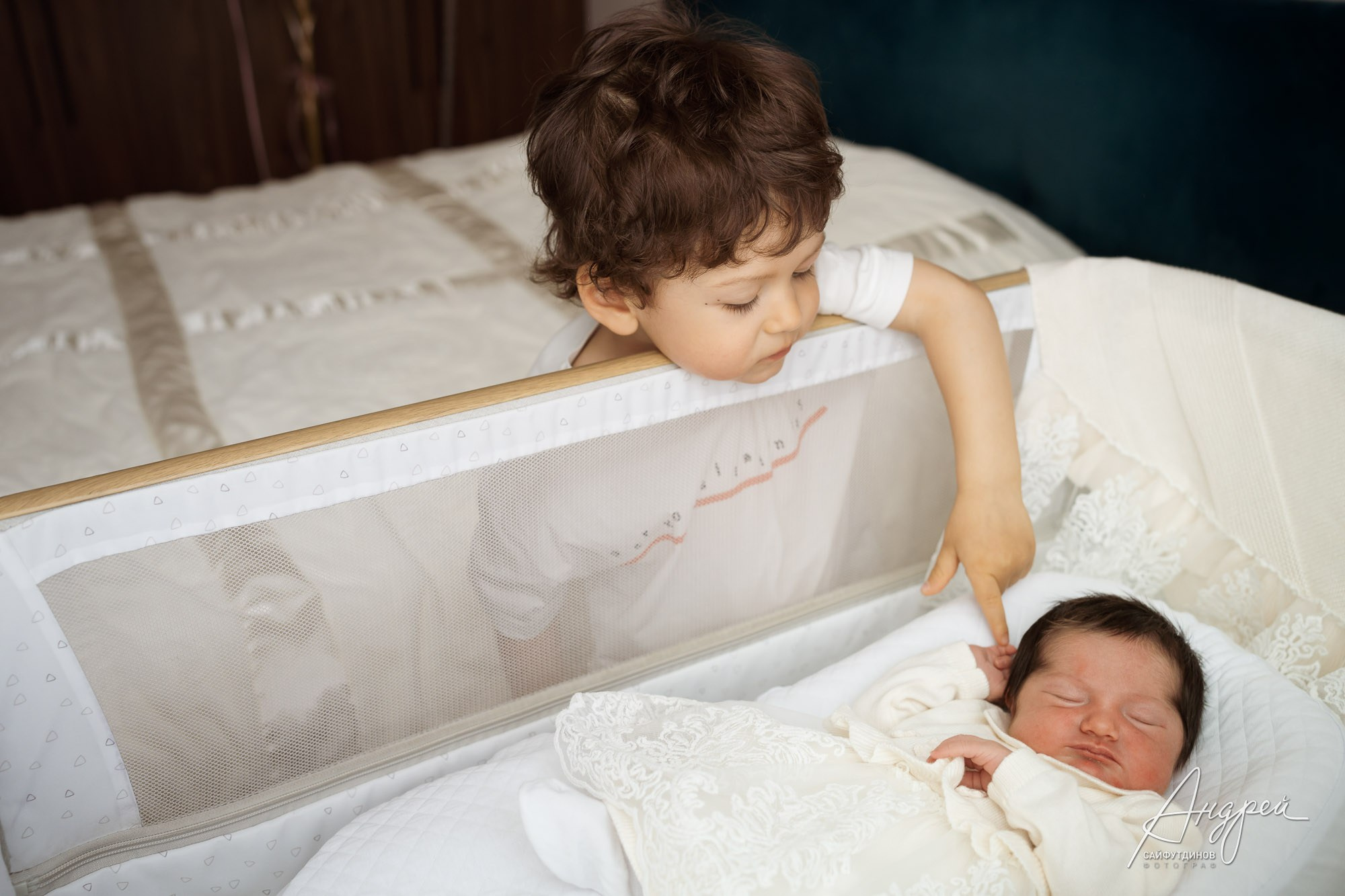 Новорожденная девочка и старший брат дома в день выписки из роддома, Ростов-на-Дону, семейная фотосессия с детьми.