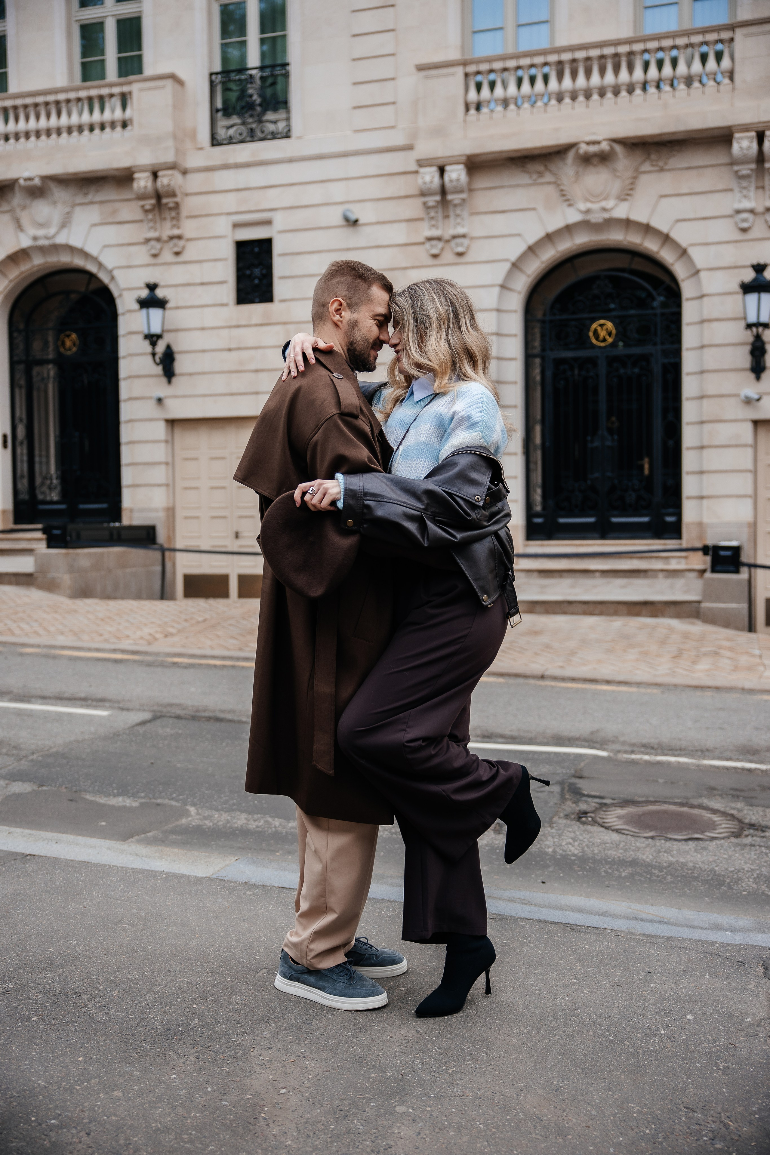 Романтическая прогулка в московском переулке. Свадебный и семейный фотограф в Москве Красинская Мария