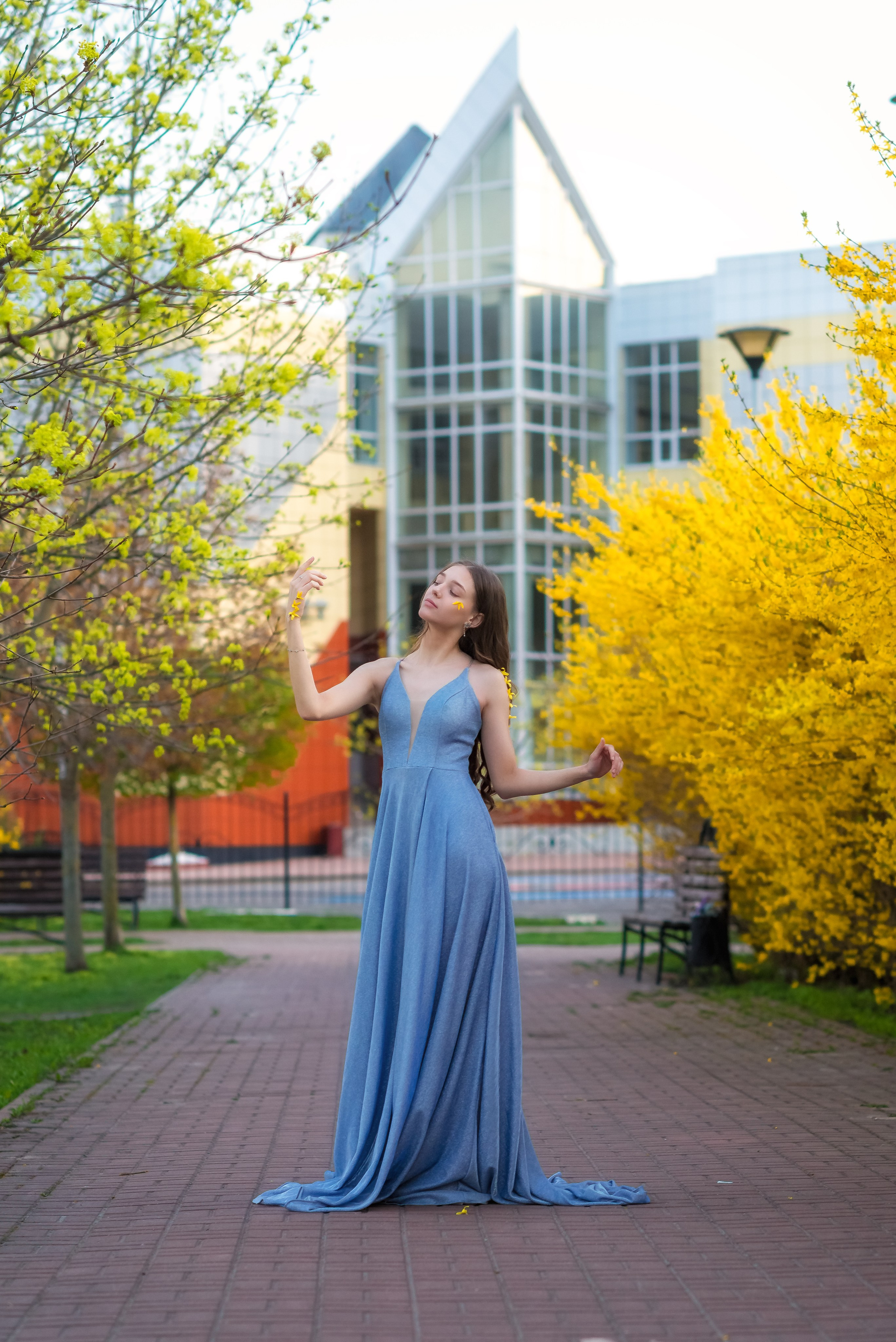 Портрет в Форзиции. Женский фотограф Крещение Венчание Москва Брянск