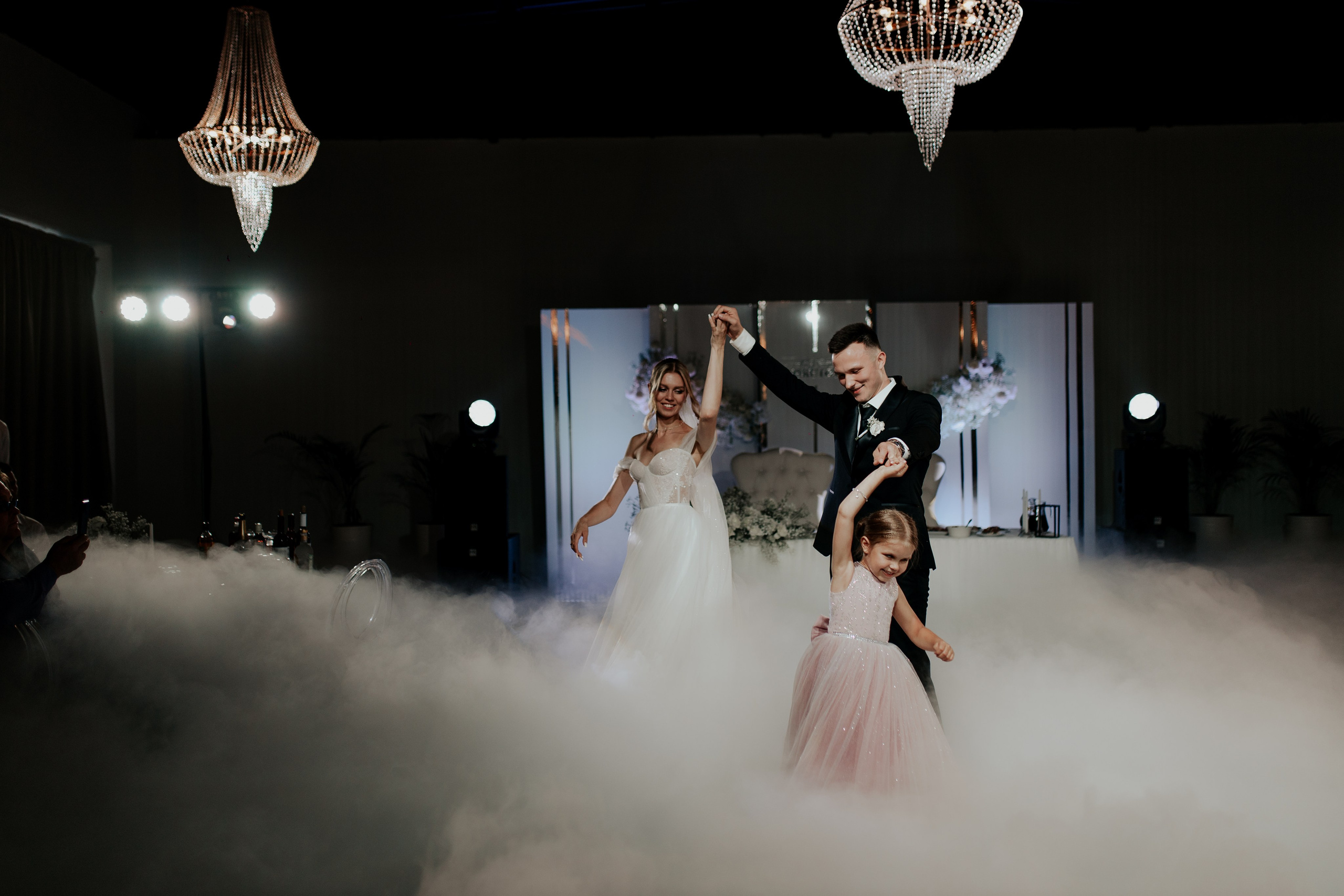 Невеста танцует на свадебной фотосессии — душевная встреча