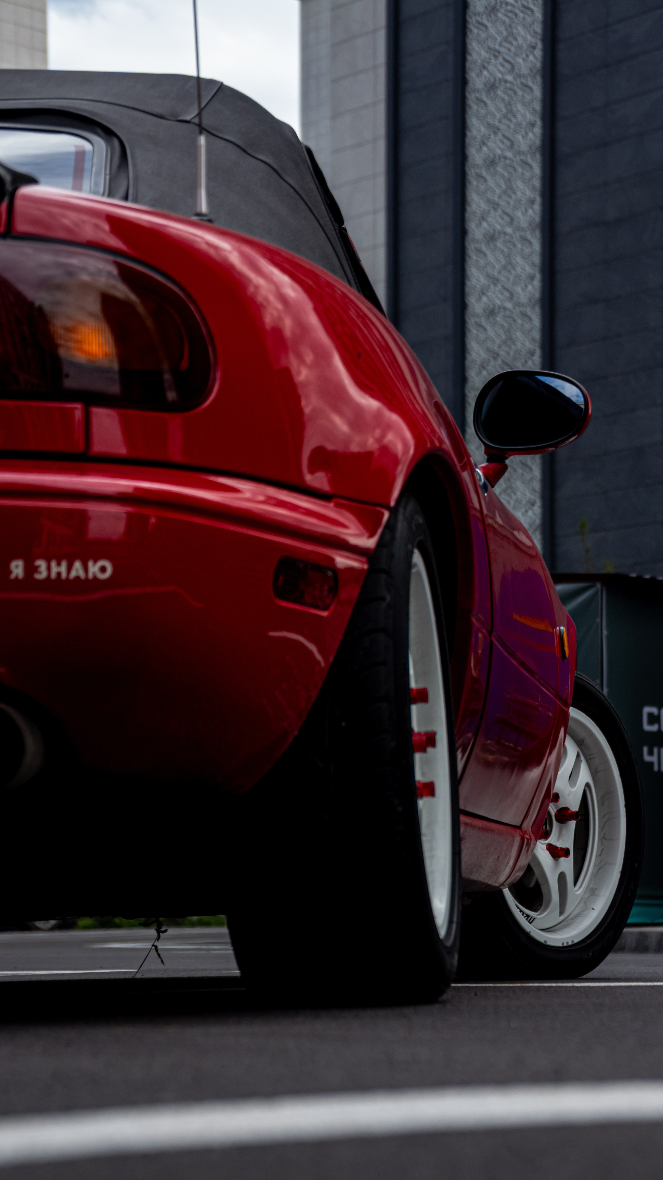 Фото Mazda MX-5 Miata (Eunos Roadster) NA: красный родстер