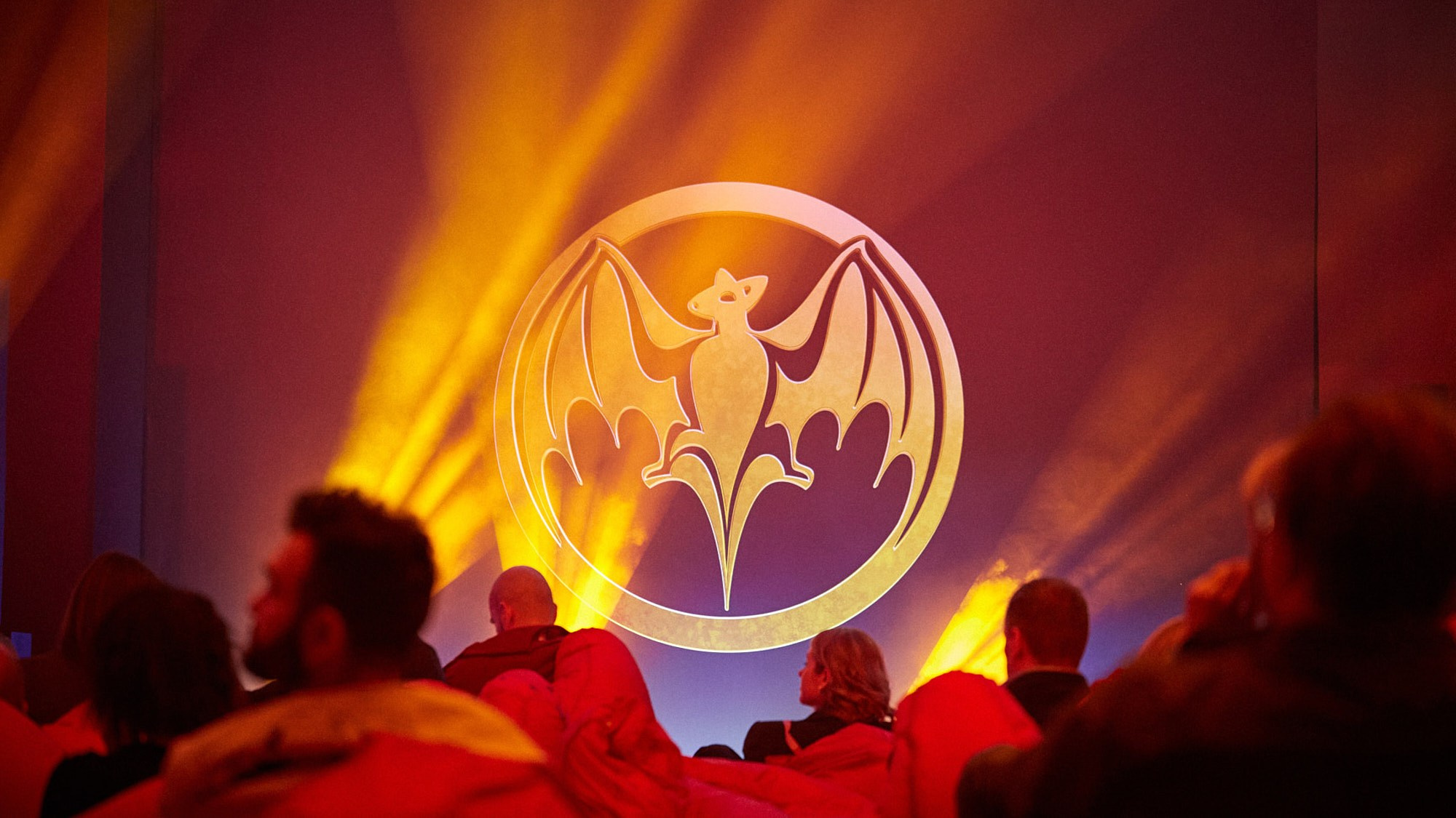 Фотограф на корпоративе BACARDI Golden Bat — репортажная съёмка в Москве. Репортажный фотограф в Москве — Дмитрий Тарасов | Съёмка мероприятий, концертов, корпоративов