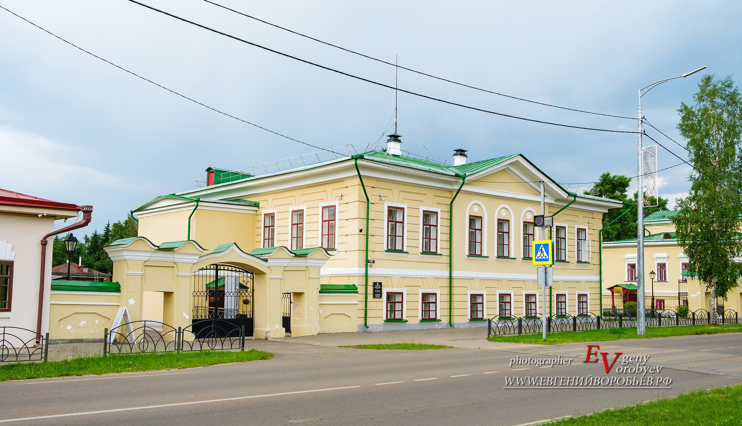 экскурсии Енисейск Красноярск аренда микроавтобуса трансфер индивидуальный тур фото набережная дегустация сибирской кухни интересные места что посмотреть куда сходить что посетить достопримечательности в Енисейске  храм церковь монастырь фототур  цена заказать экскурсию программа маршрут смотровые площадки видовые красивые места путешествие туристический маршрут 