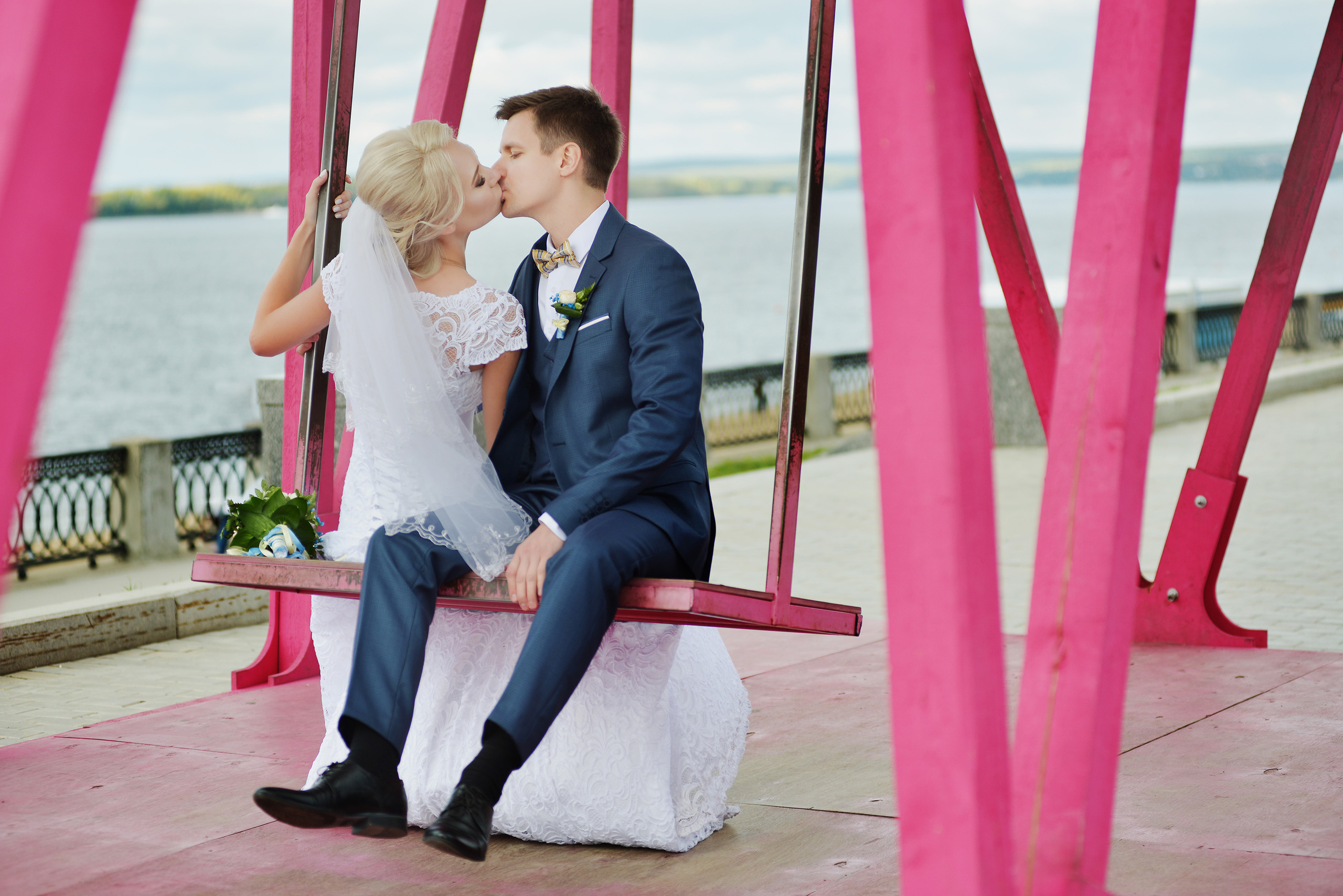 жених и невеста на качелях, любовь, свадьба в Самаре, фотосессия на набережной