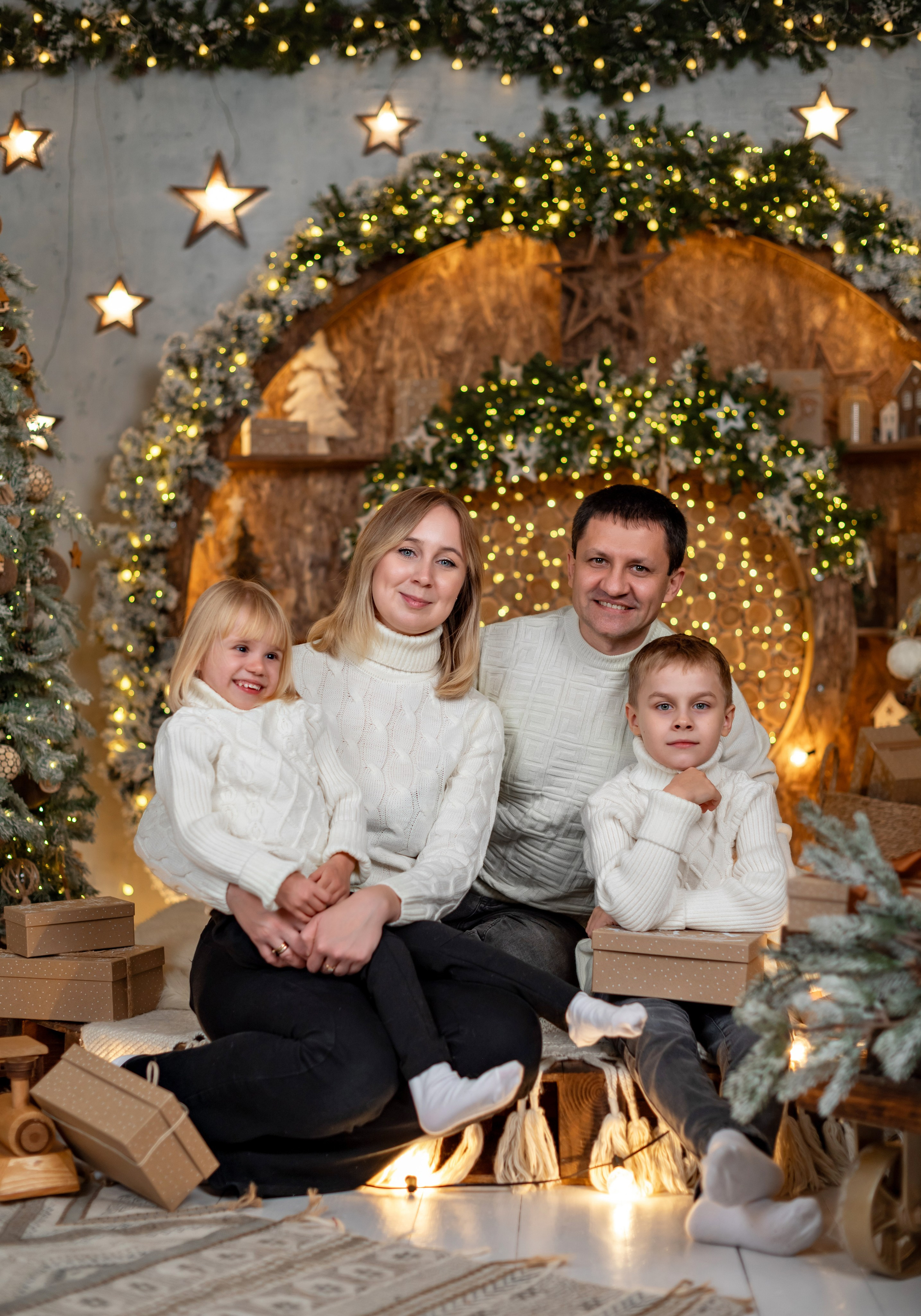 Семейная фотосессия студия Леонардо. Детский и семейный фотограф г. Москва Оксана Катаджи