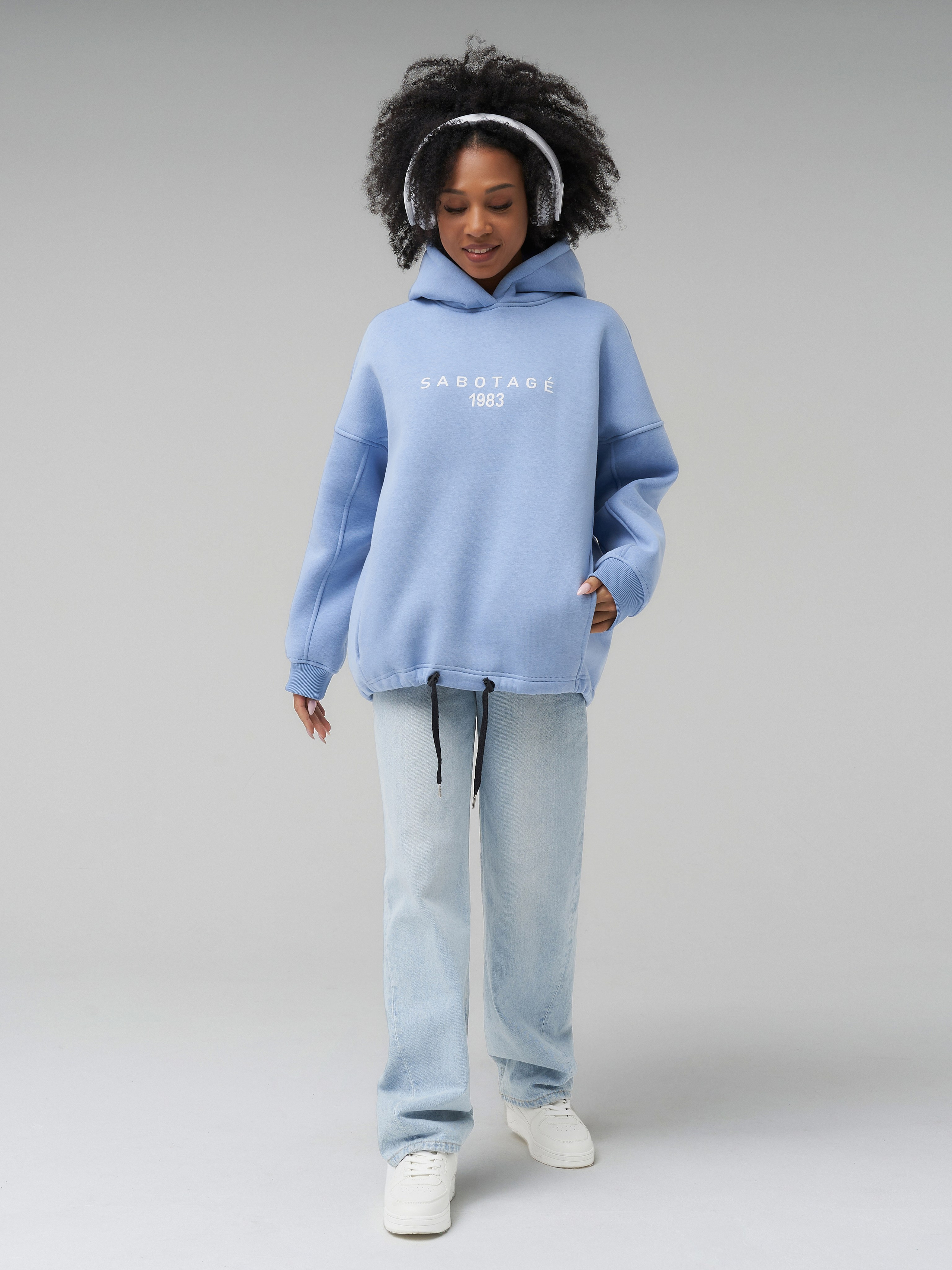 Модель в оверсайз худи для интернет-магазина одежды