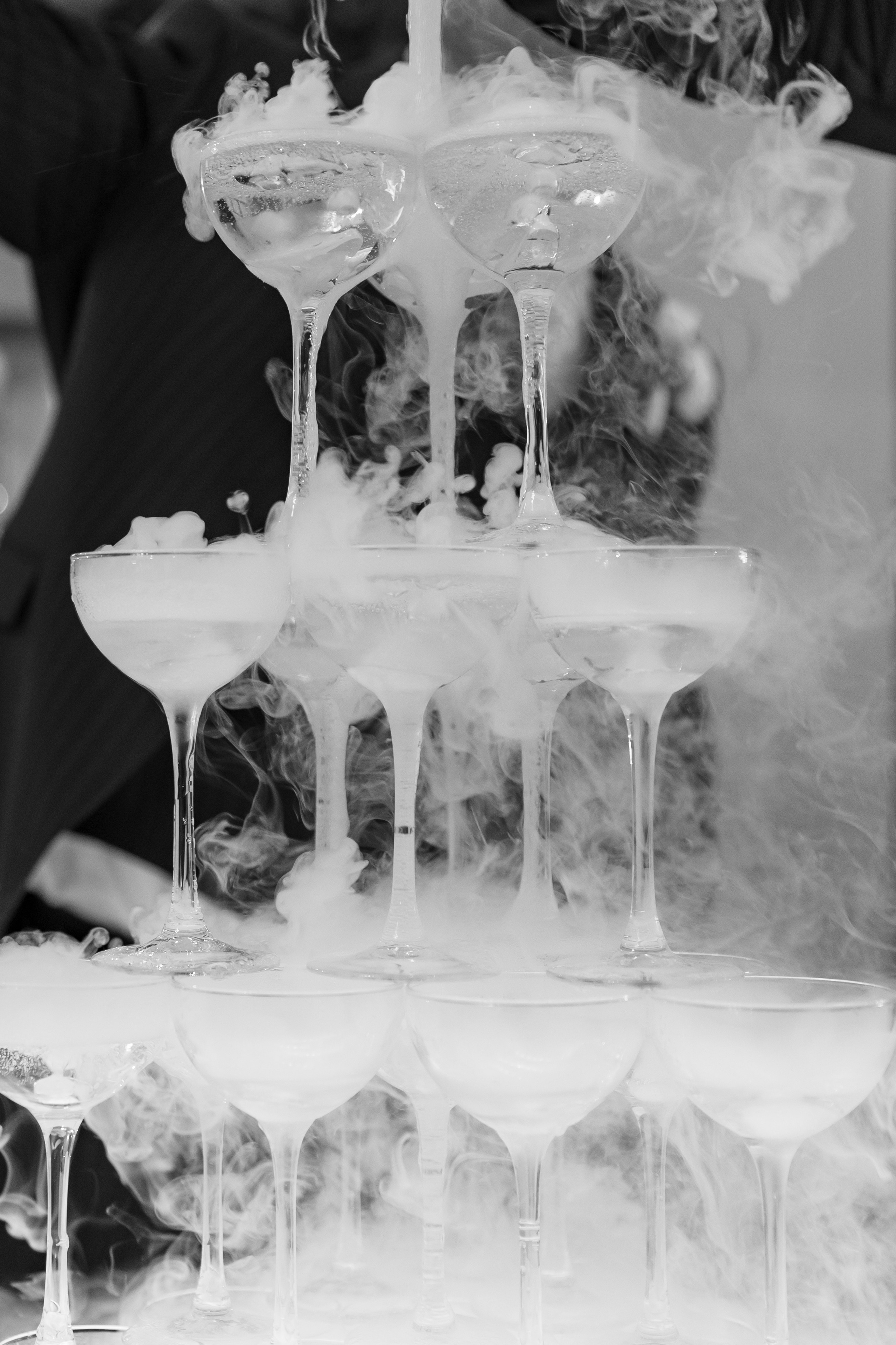 Горка шампанского на свадебном банкете