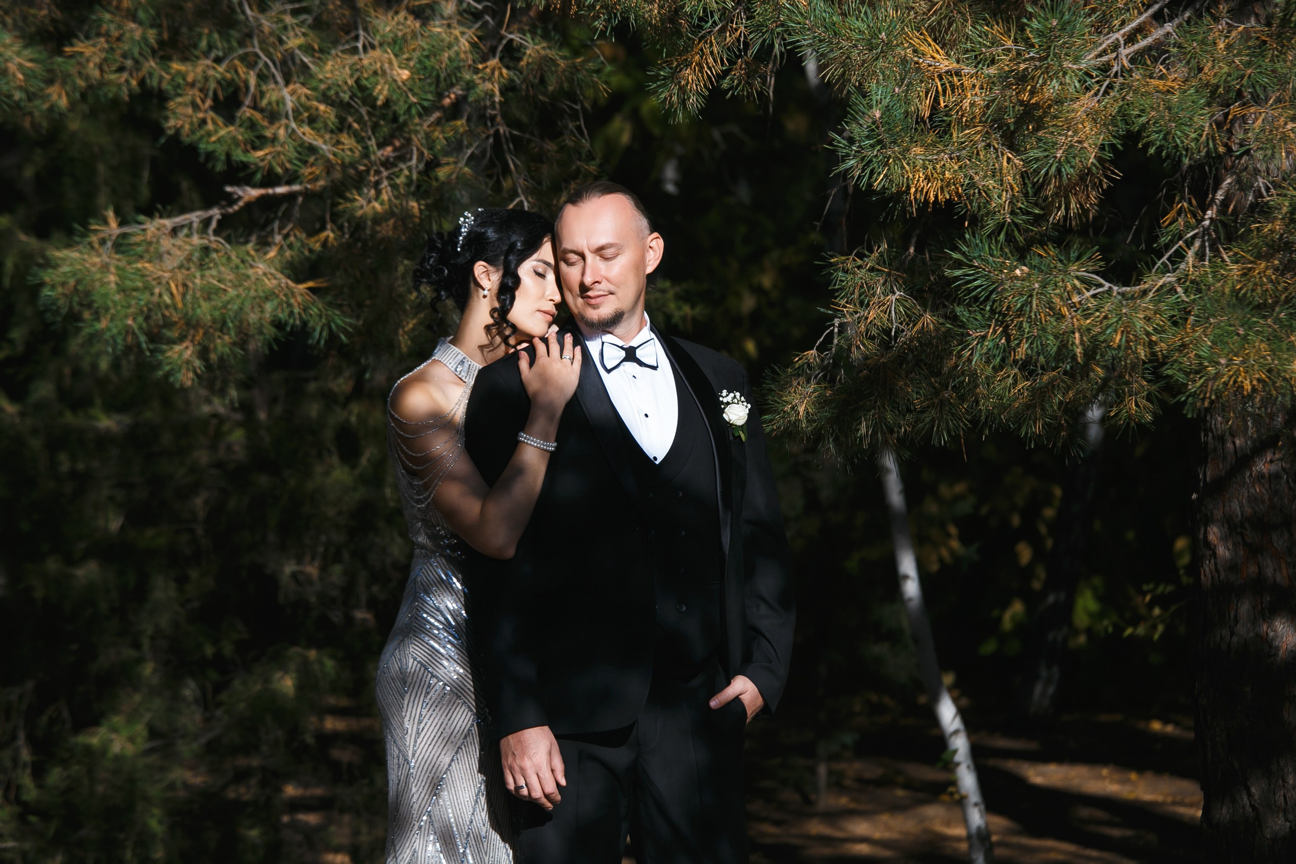 Ксения и Александр: поженились и погуляли в парке санатория Горная поляна. Событийный фотограф Максим Бескоровайновнов