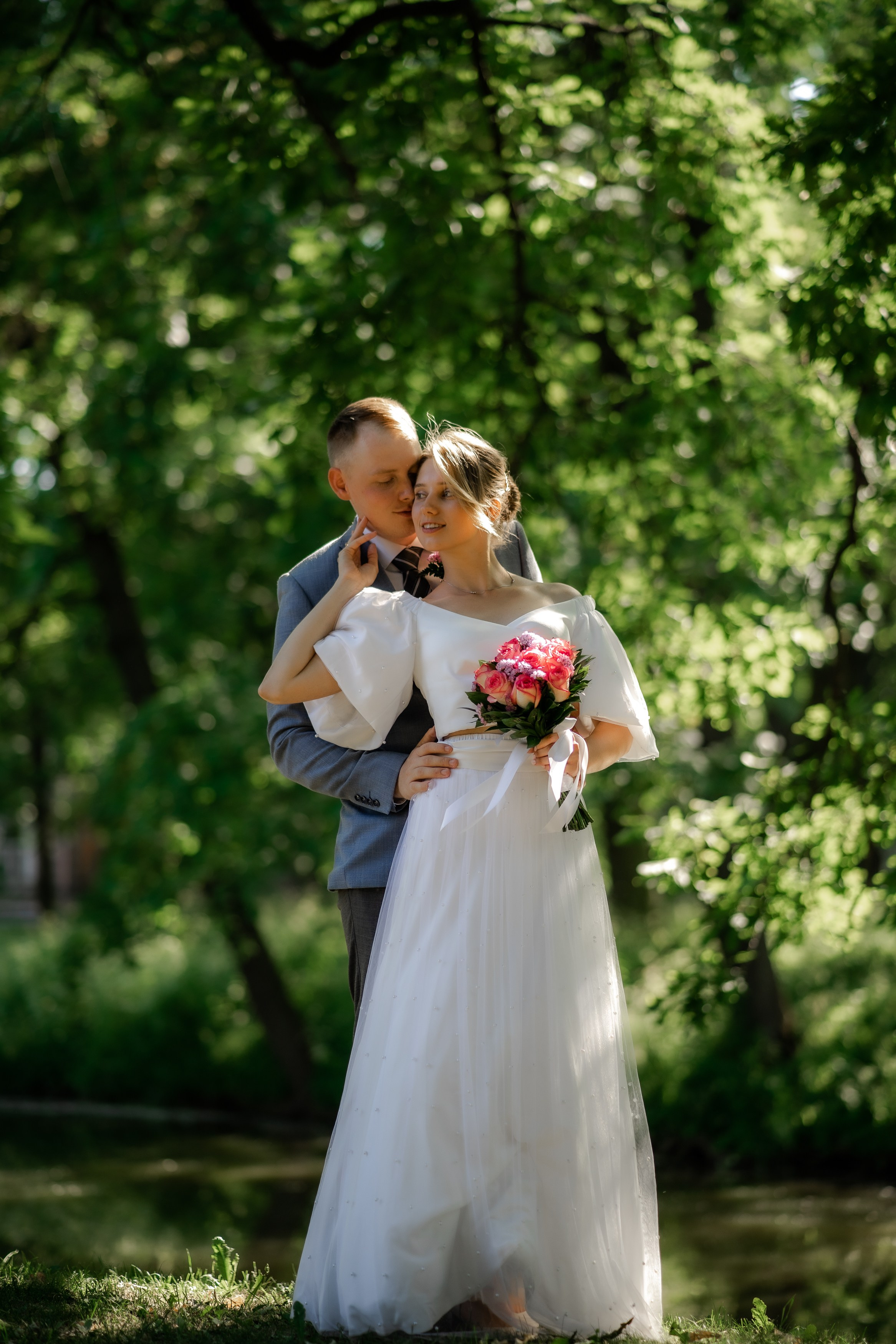 фотосессия жениха и невесты в Таврическом саду на фоне зелени